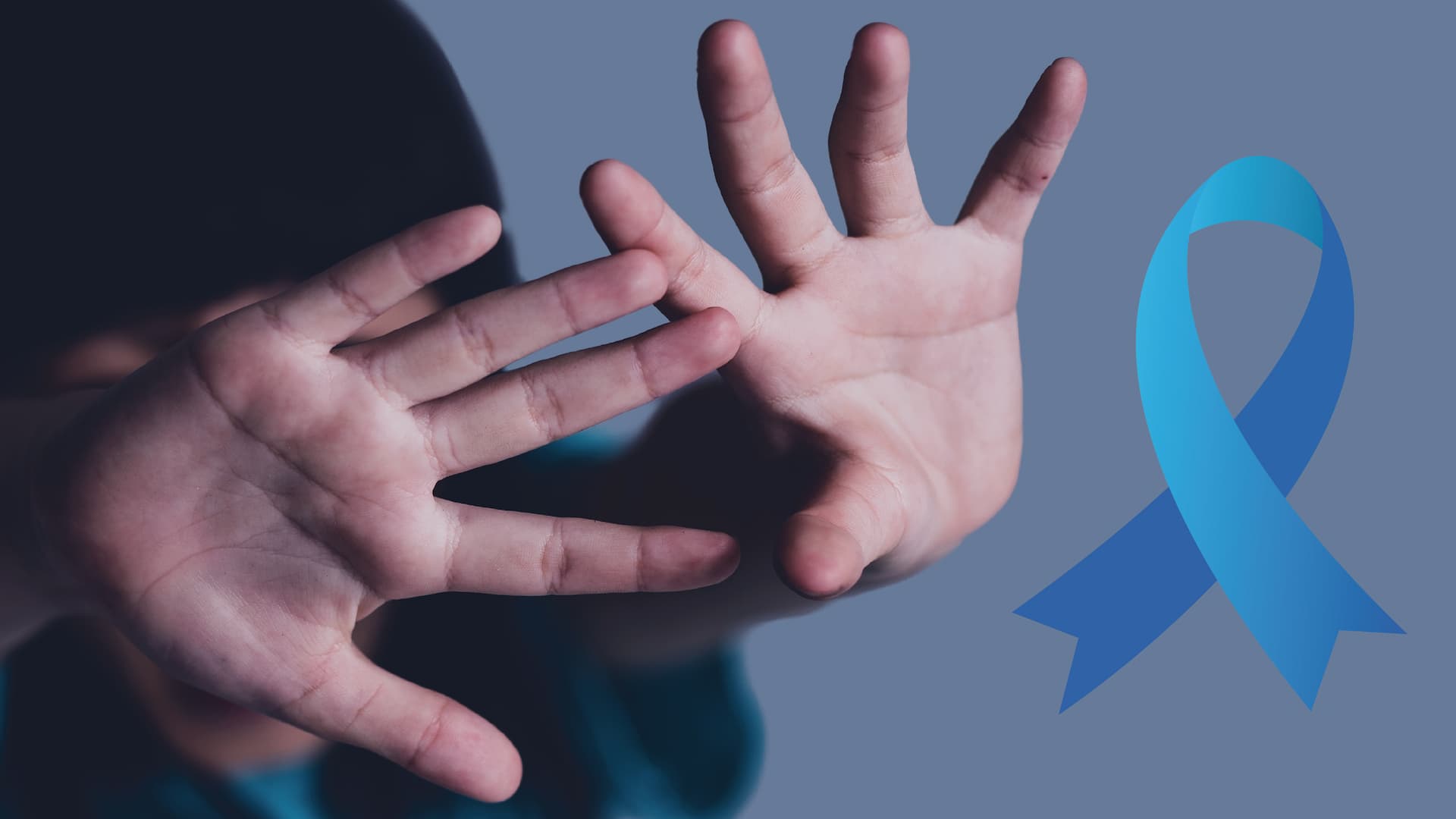 Mãos de criança e laço azul