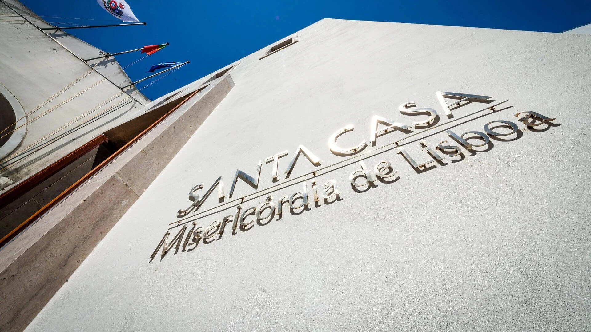 modelo-governo-banner Plaque at the Santa Casa da Misericórdia de Lisboa entrance