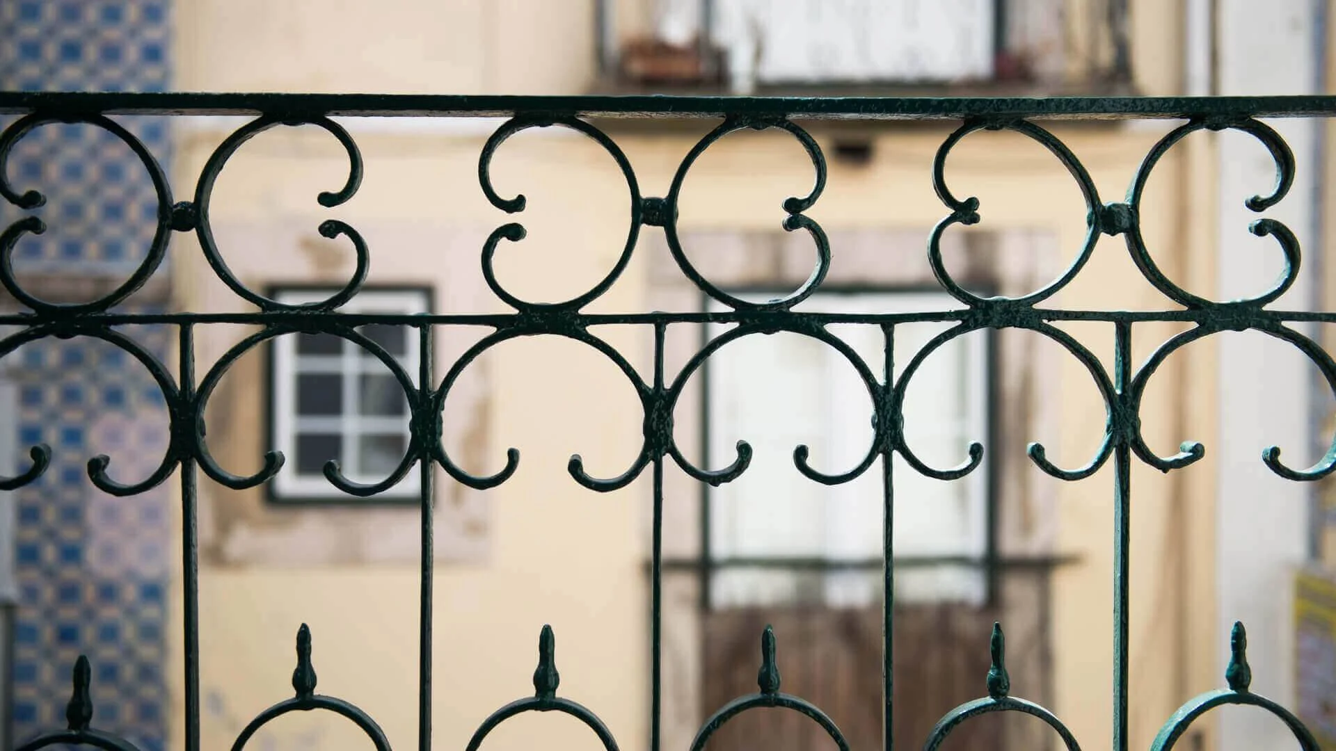 patrimonio-contactos Vista da rua através de gradeamento de varanda em Lisboa