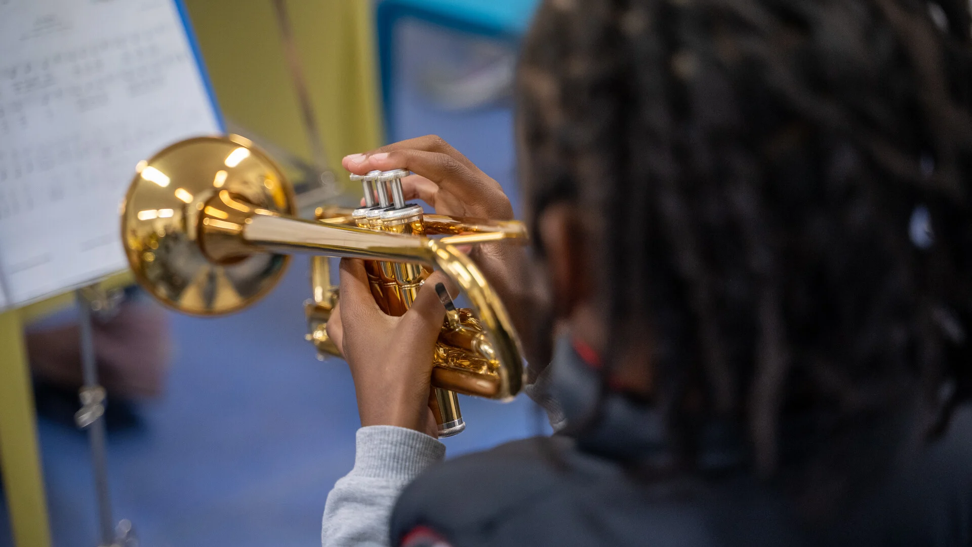 Concerto-de-agradecimento-da-Orquestra-Geração-aos-Voluntários-6 Criança toca trompete na orquestra geração