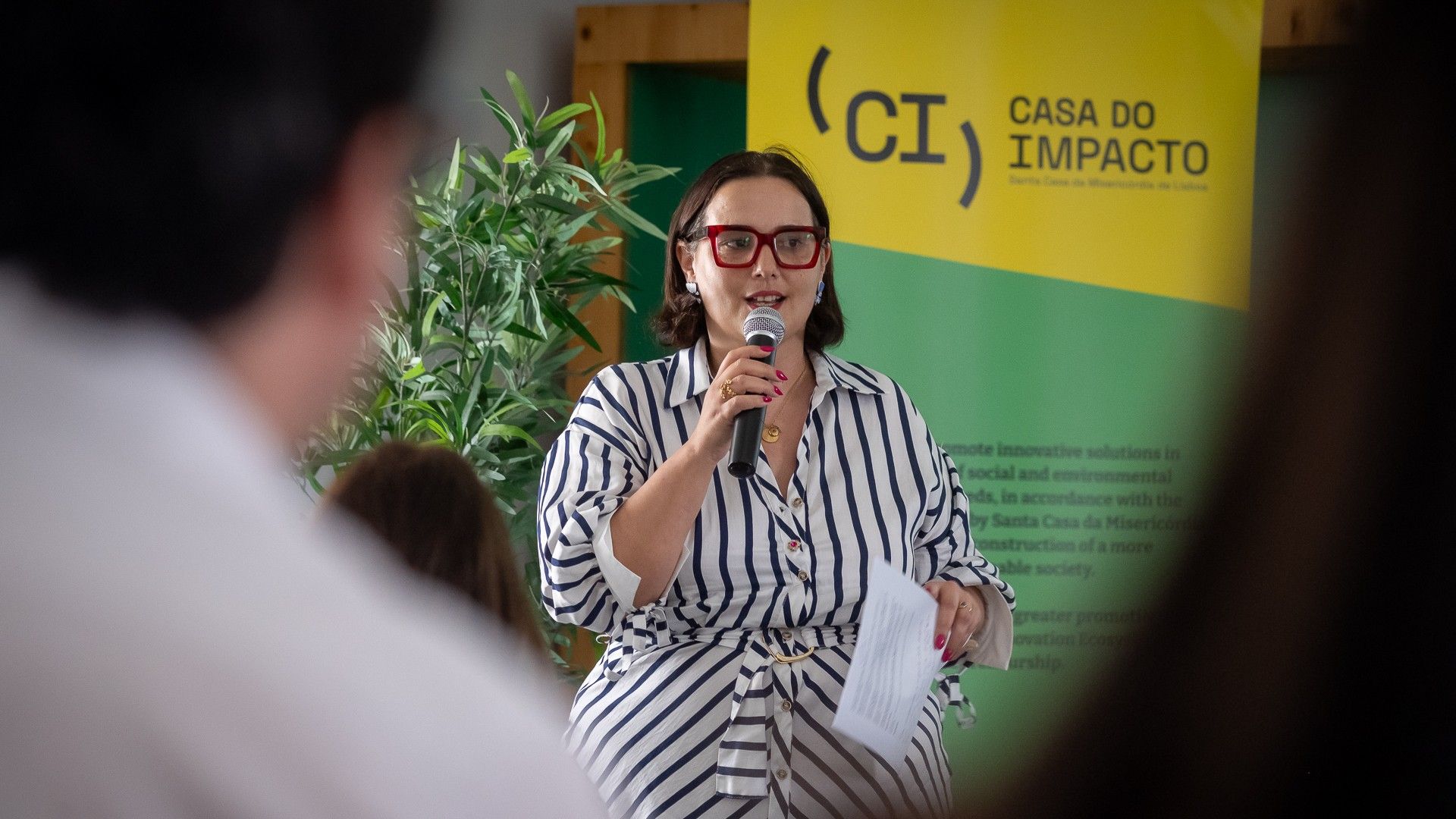 patrícia bacelar a falar nas conversas com impacto sobre acolhimento familiar