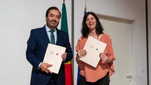 administrador da SCML e diretora da DGS seguram protocolo