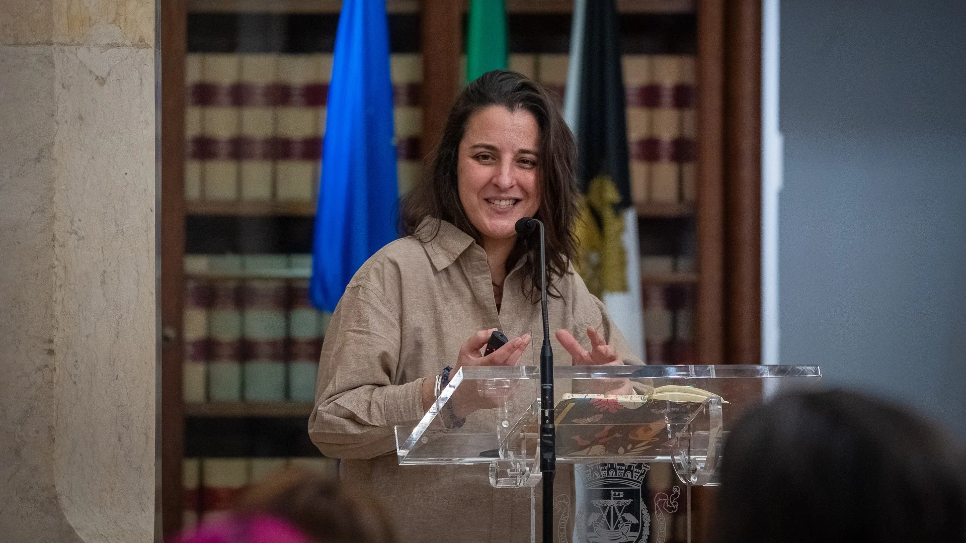 senhora a sorrir num púlpito na apresentação do LxSTAT