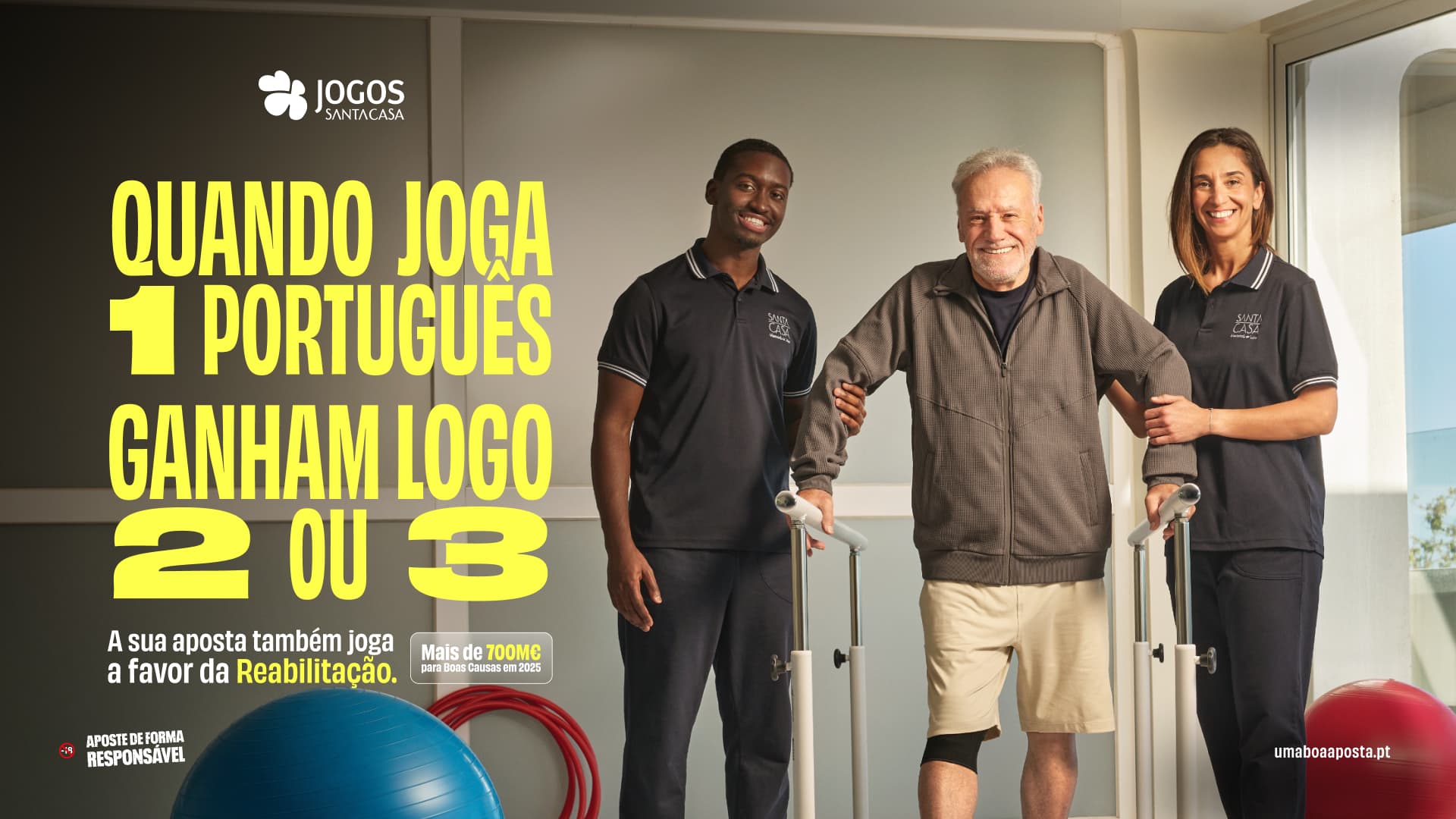 Campanha dos Jogos Santa Casa "quando joga 1 português, ganham logo 2 ou 3", com utente amparado por técnicos de reabilitação