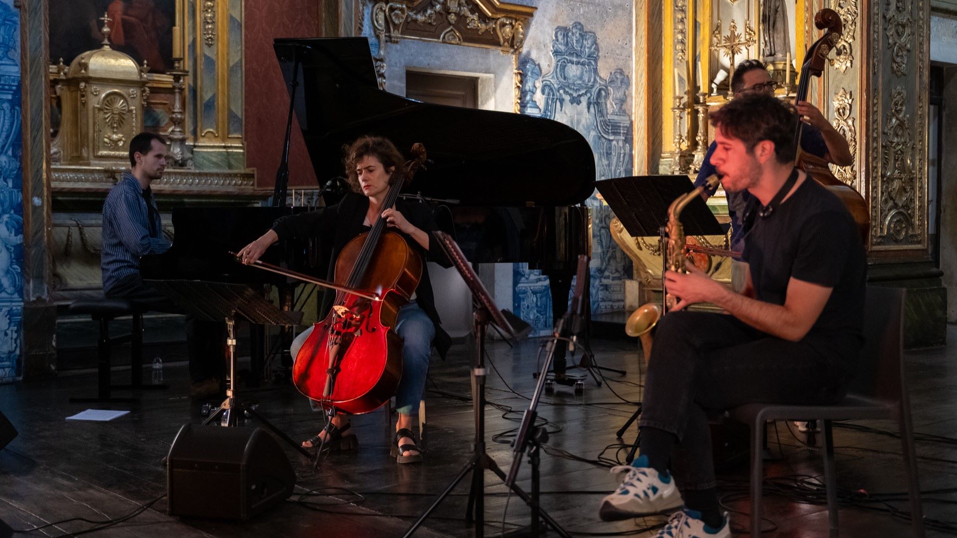 músicos de jazz tocam na igreja do convento de são pedro de alcantara