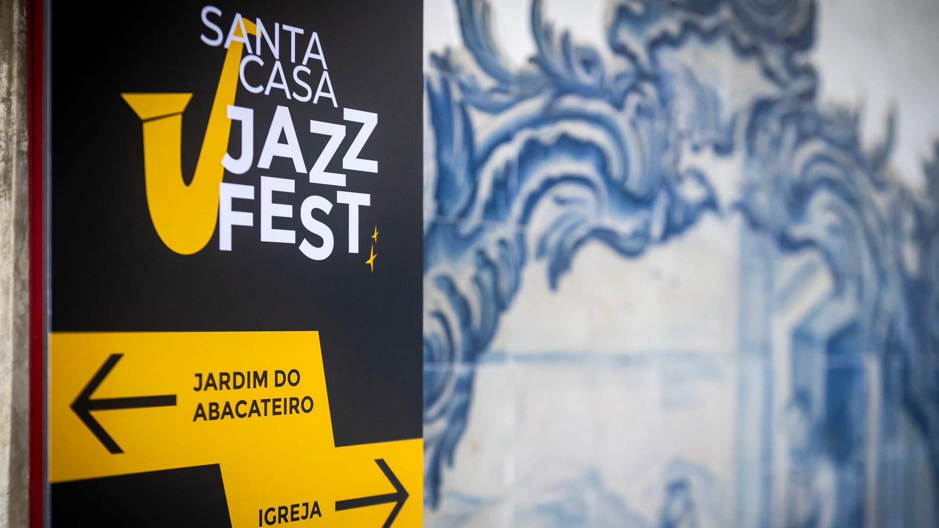 Cartaz do Santa Casa Jazz Fest com indicação da direção da Igreja e do Jardim do Abacateiro