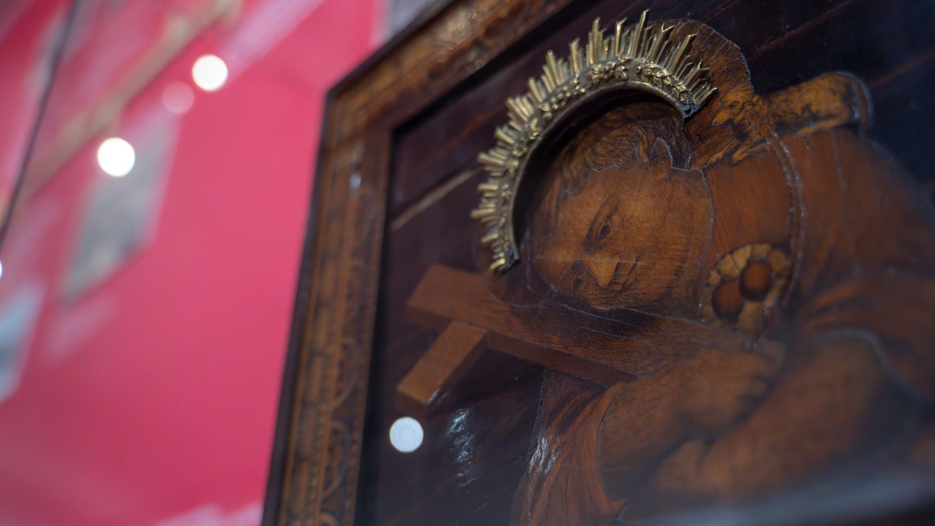 Pintura religiosa com pessoa com coroa e cruz