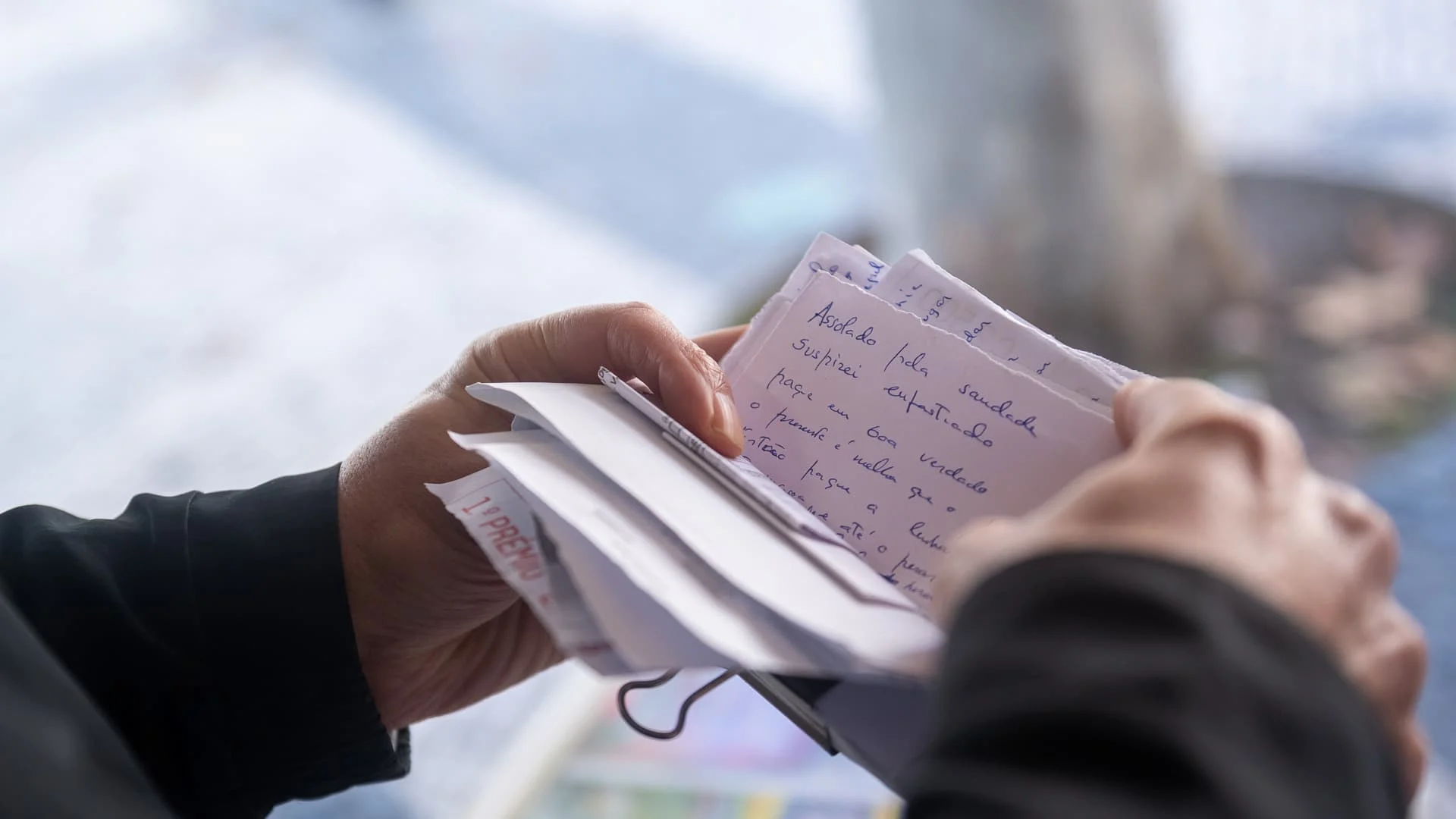 Mãos com folhas escritas na mão