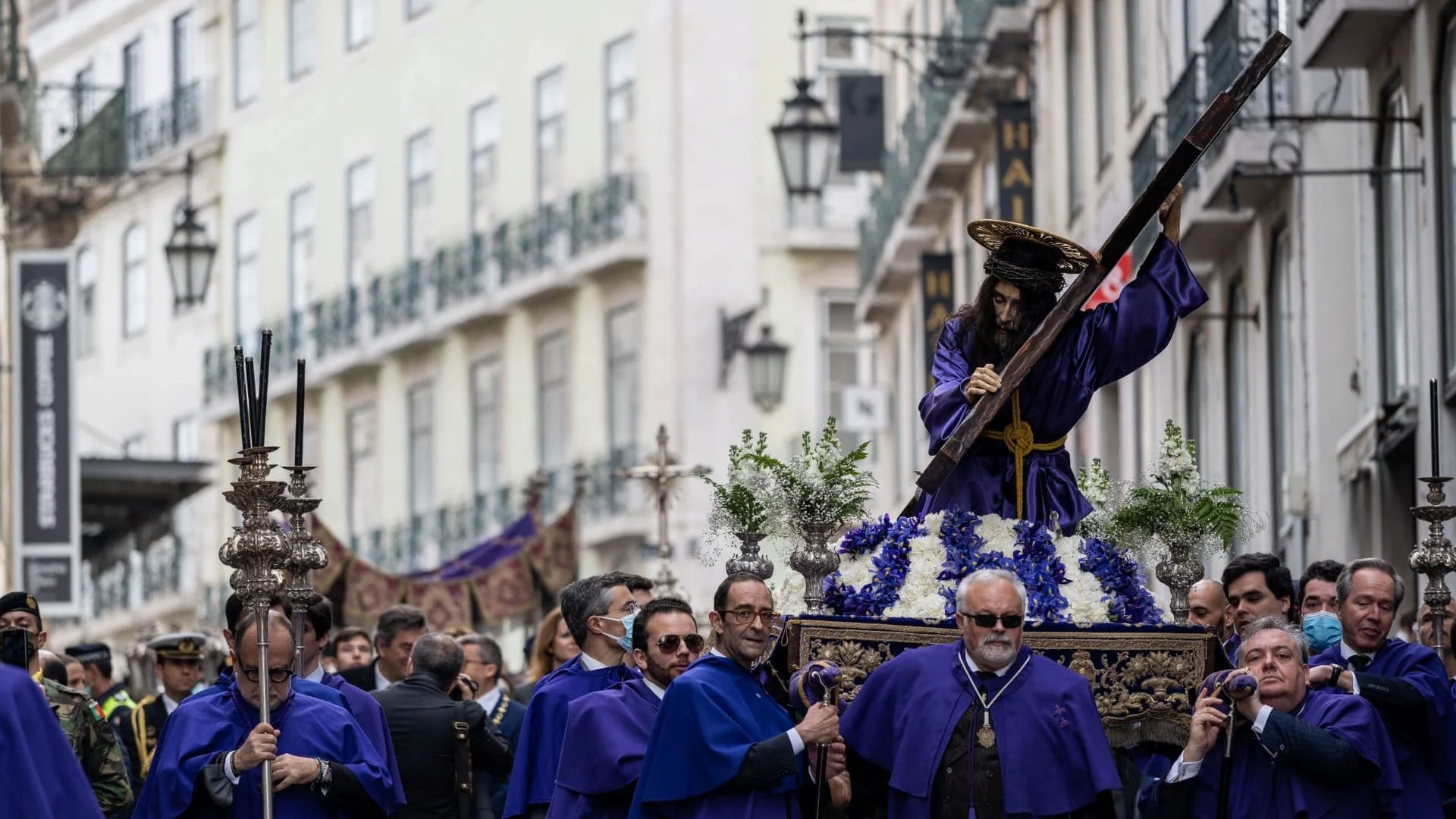 procissao-senhora-passos-2022 procissão na rua carregando uma cruz de madeira e uma figura de cristo