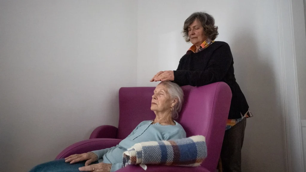 Voluntária promove sessões de Reiki para melhorar bem-estar e reduzir stress