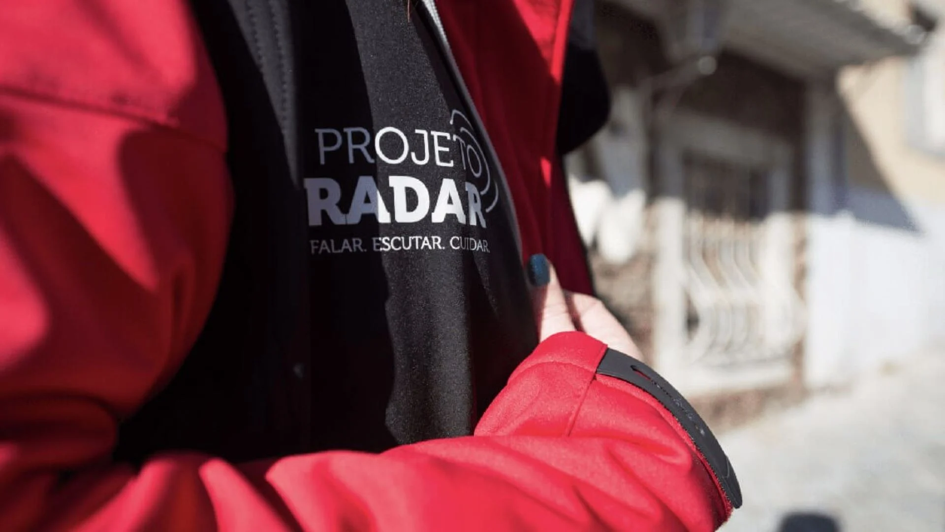 reportagem-radar-sobre-lisboa colete preto com logótipo do RADAR