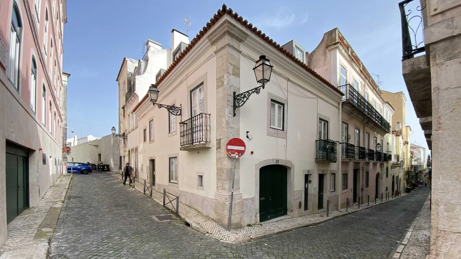 Pink corner building on a sloping cobbled street, at Rua de São Boaventura, 54-58