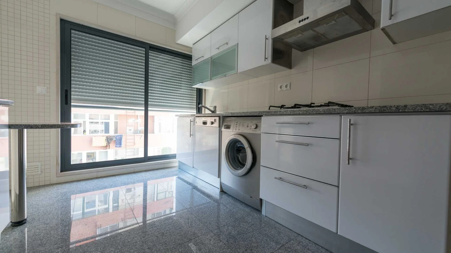 Cozinha nova e equipada com vários eletrodomésticos