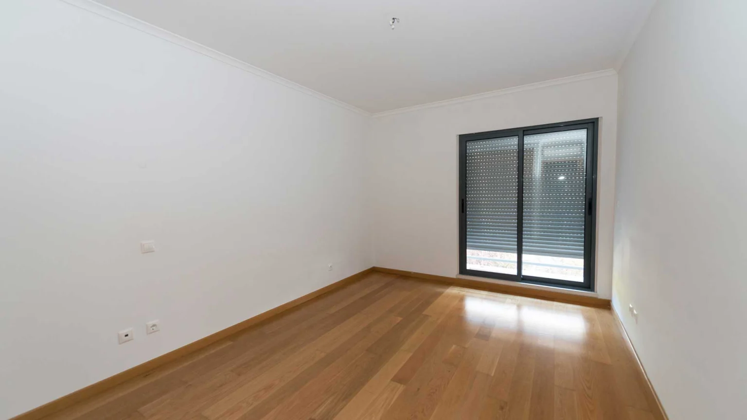 Quarto vazio com janela semicerrada