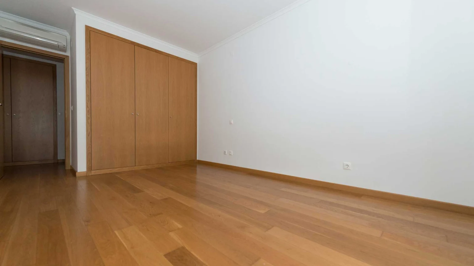 Quarto vazio com roupeiro embutido