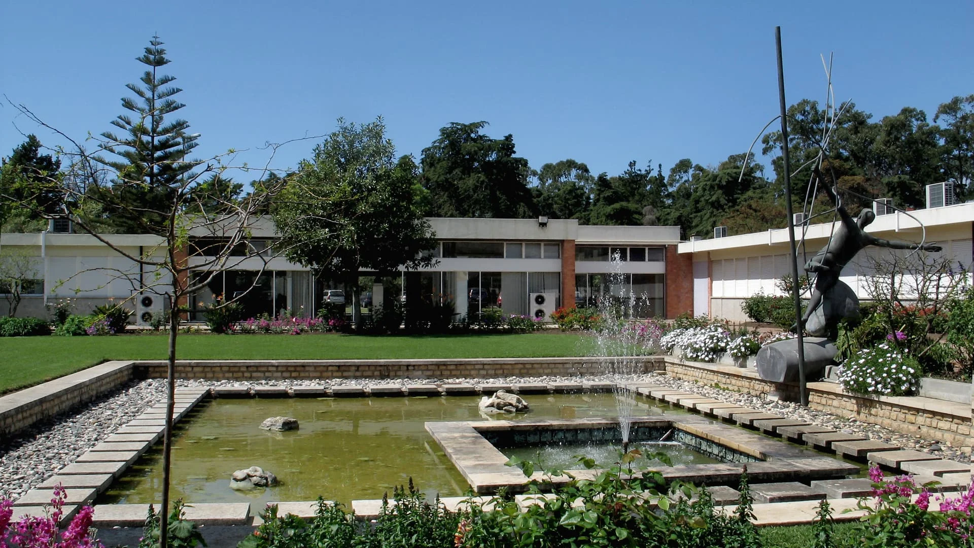 Edifício do CMRA (Centro de Medicina de Reabilitação de Alcoitão)
