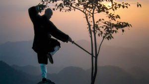 Fotografia de pessoa chinesa com espada na mão