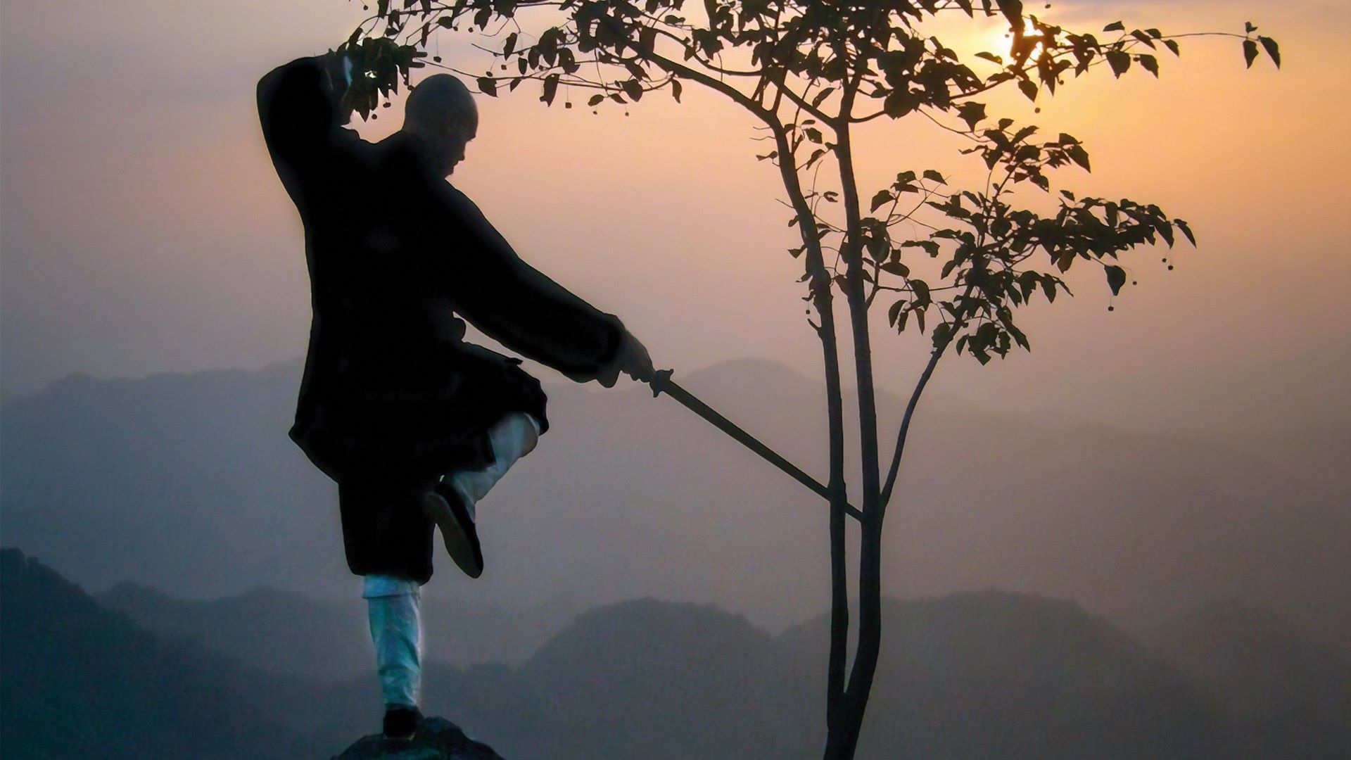 Fotografia de pessoa chinesa com espada na mão