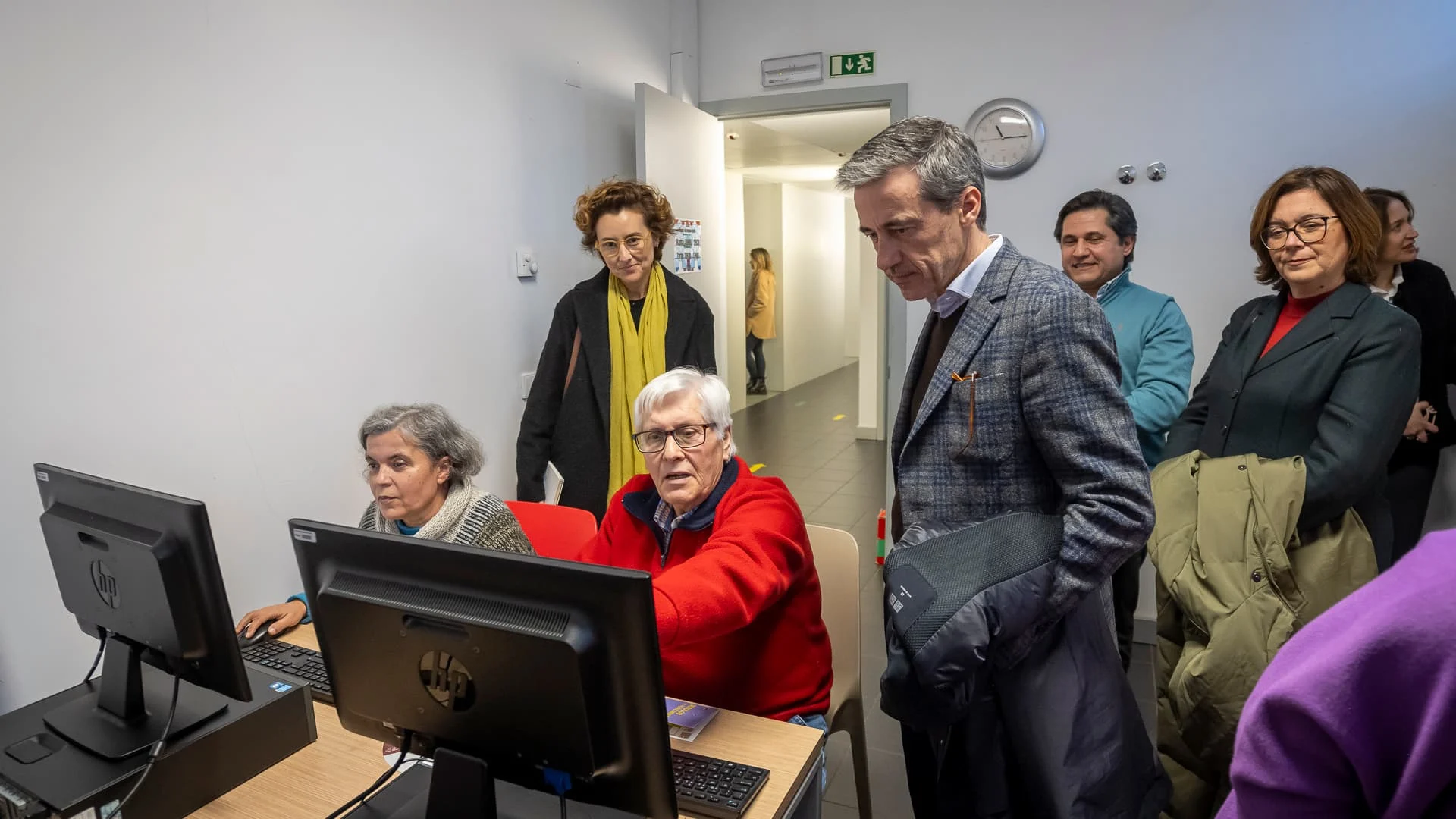 Computadores doados pela empresa Menzies Aviation Visita a equipamento da SCML para assitirem a uma sessão de utentes da SCML a utilizar computadores operecidos pela empresa Menzies