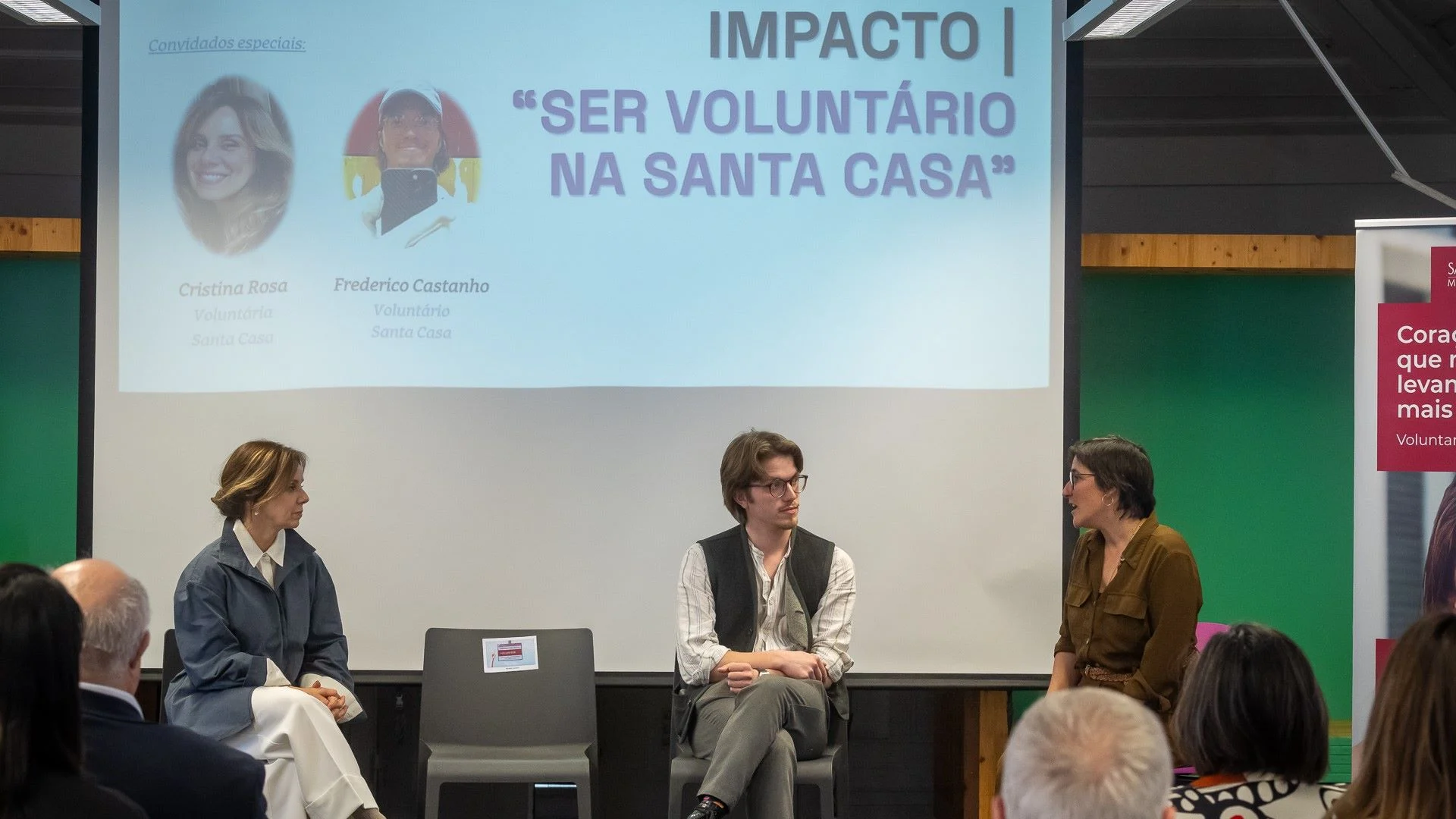 três pessoas sentadas conversam sobre voluntariado