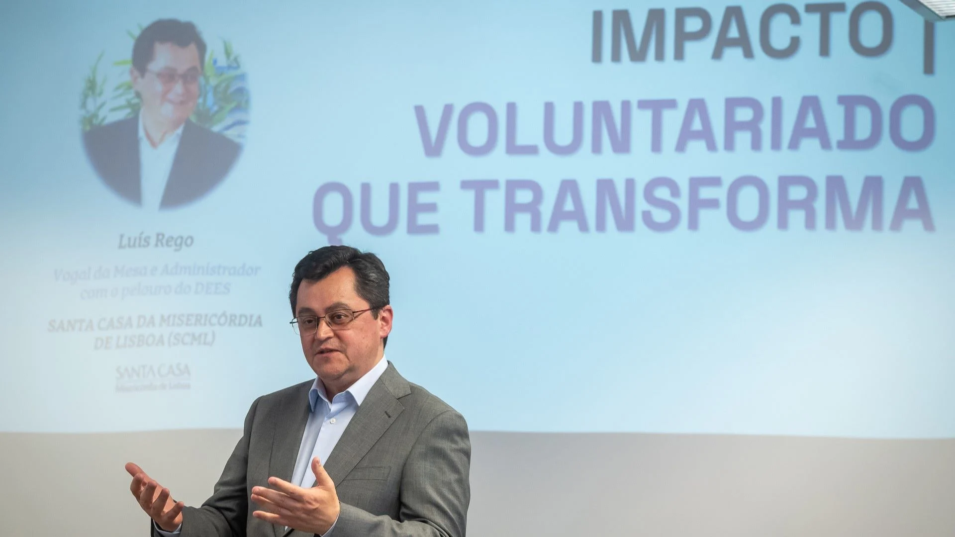 administrador da santa casa. de pé, conversa com plateia sobre voluntariado