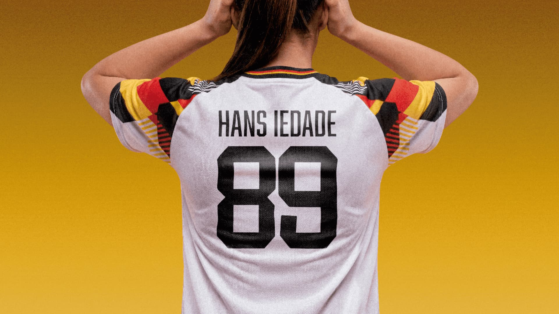 Jogadora de futebol com camisola com o nome Hans Iedade