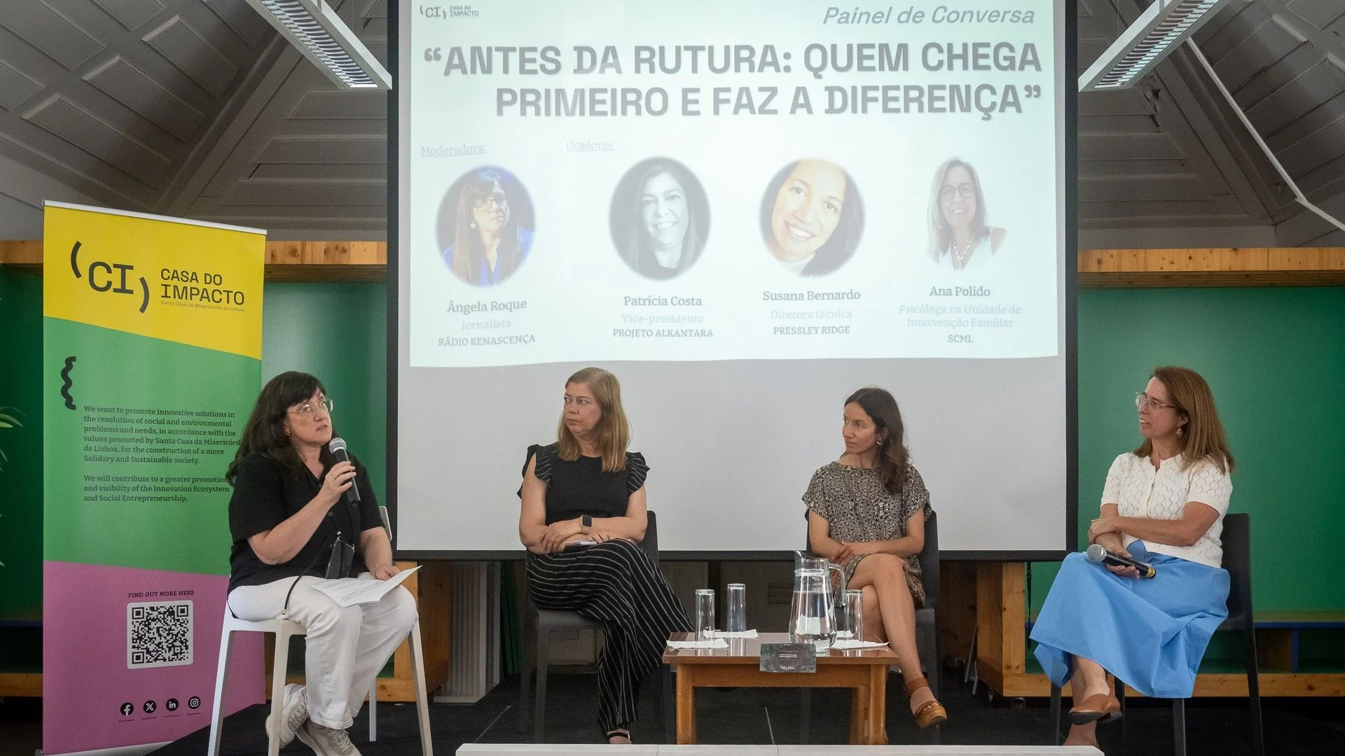 quatro senhoras sentadas a falarem sobre acolhimento familiar