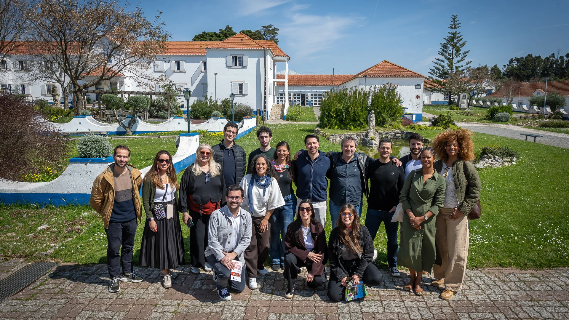 grupo de pessoas posa na aldeia de santa isabel, da scml