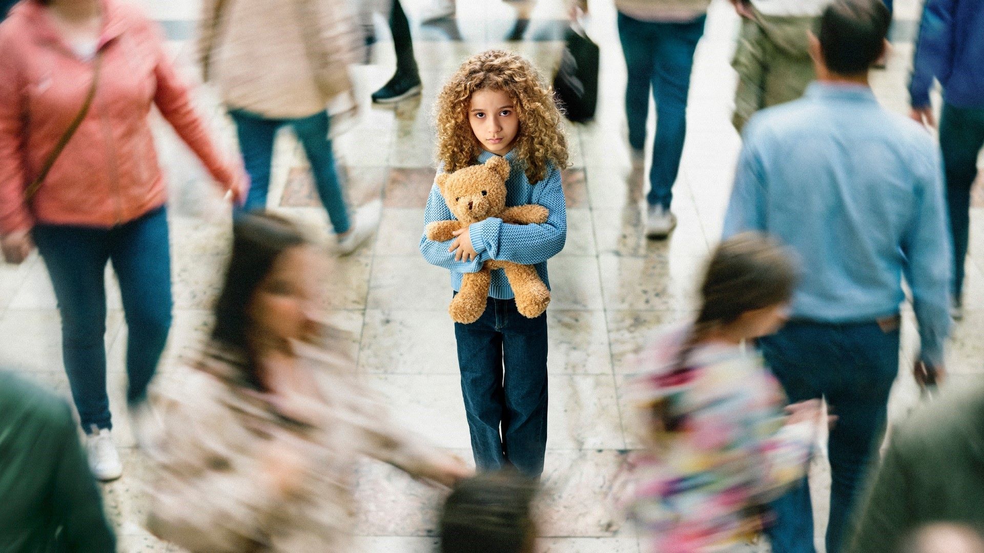 capa do triptico do acolhimento familiar com criança a segurar urso de peluche