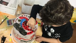 Criança a fazer trabalhos manuais