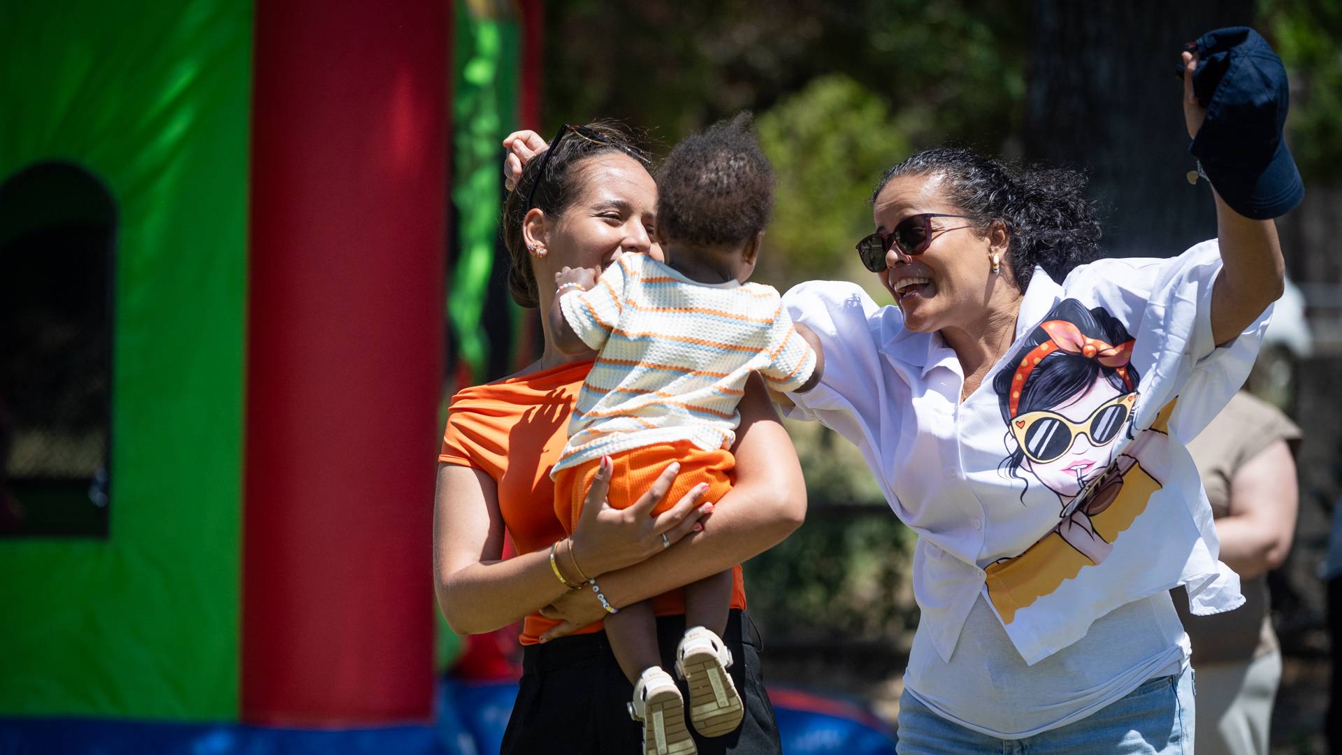 Famílias animadas em encontro de famílias de acolhimento
