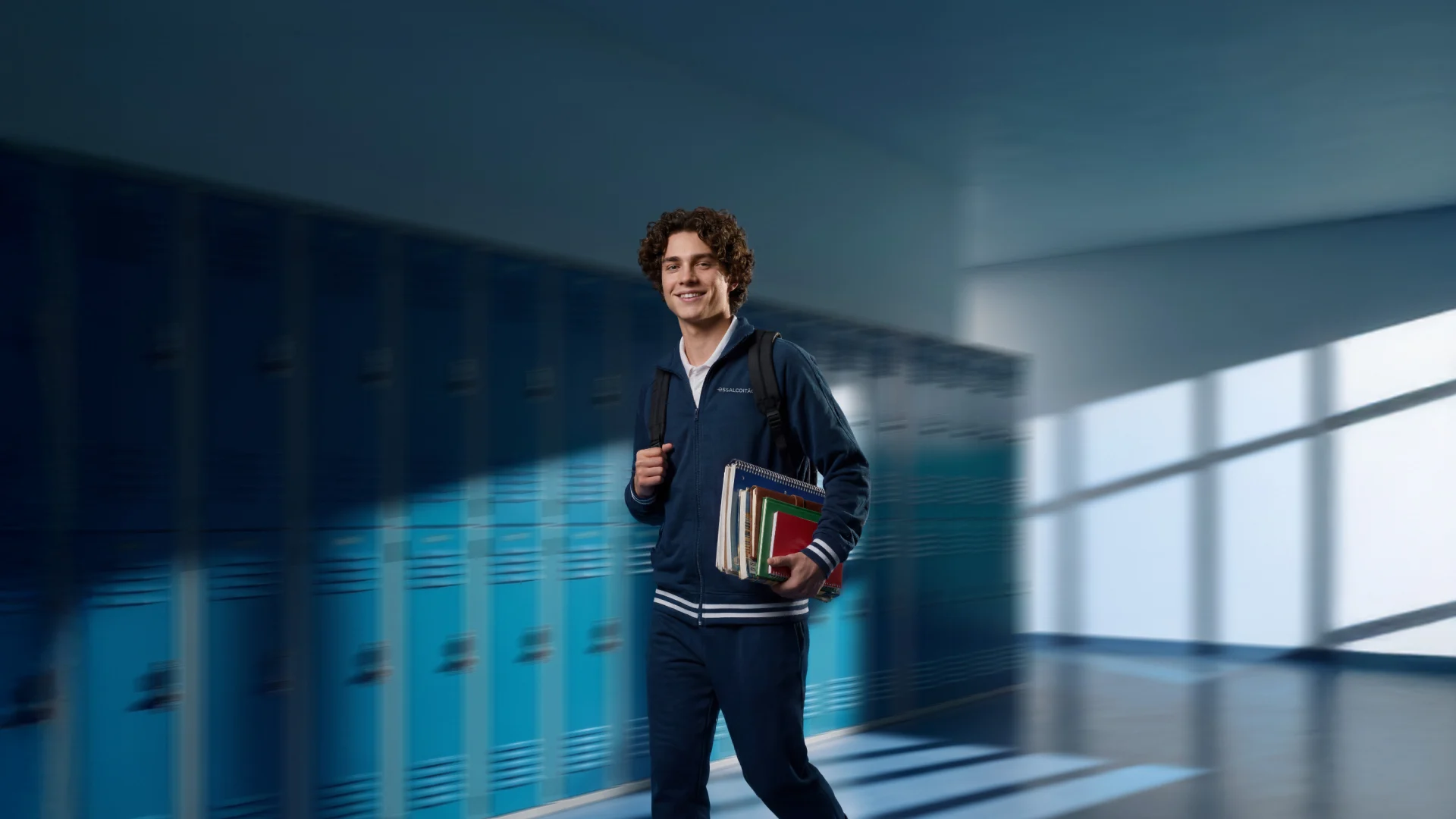1920x1080_sem-texto Jovem estudante a passar num corredor