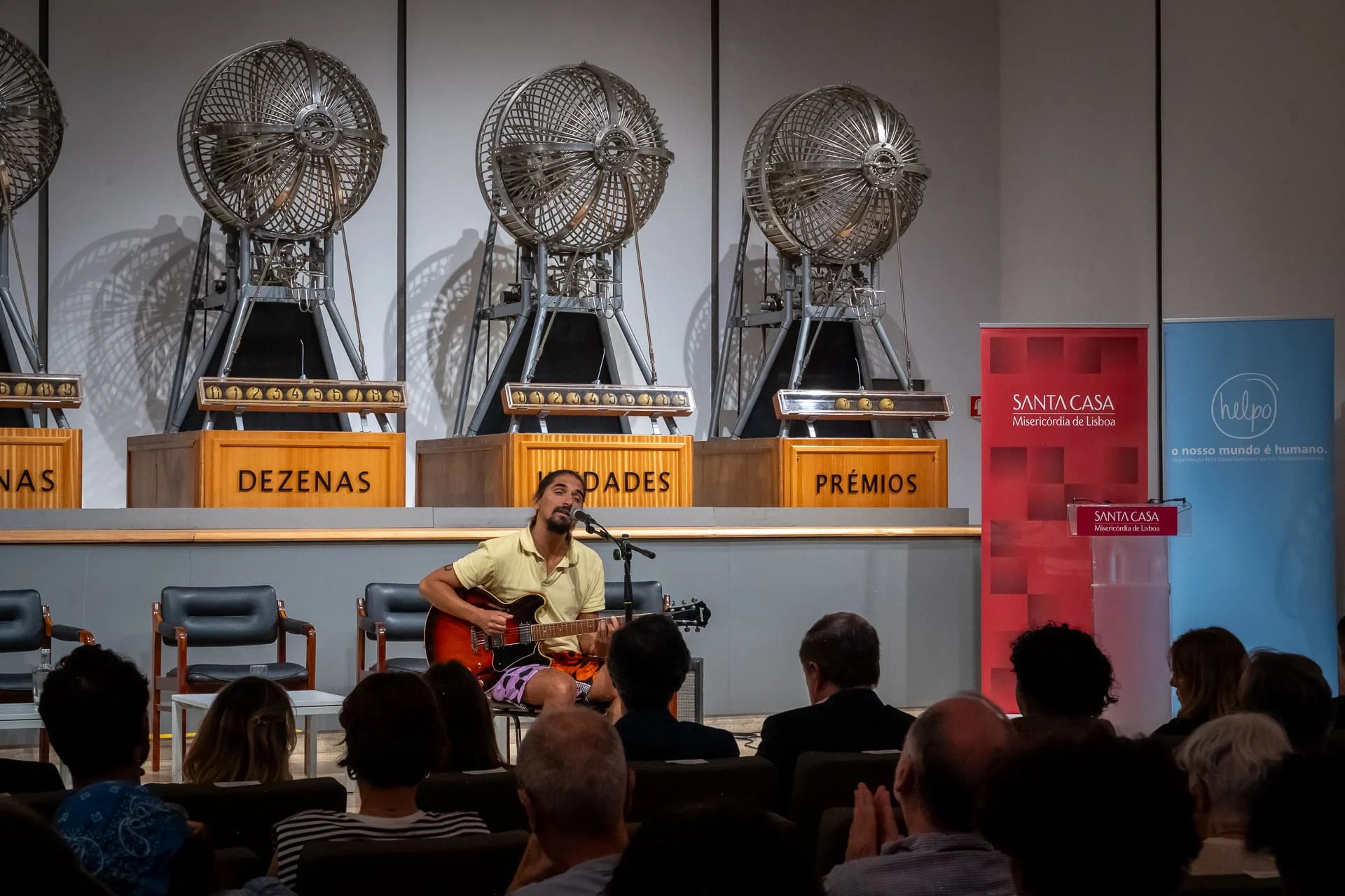 Plateia a assitir à atuação do músico Tatanka