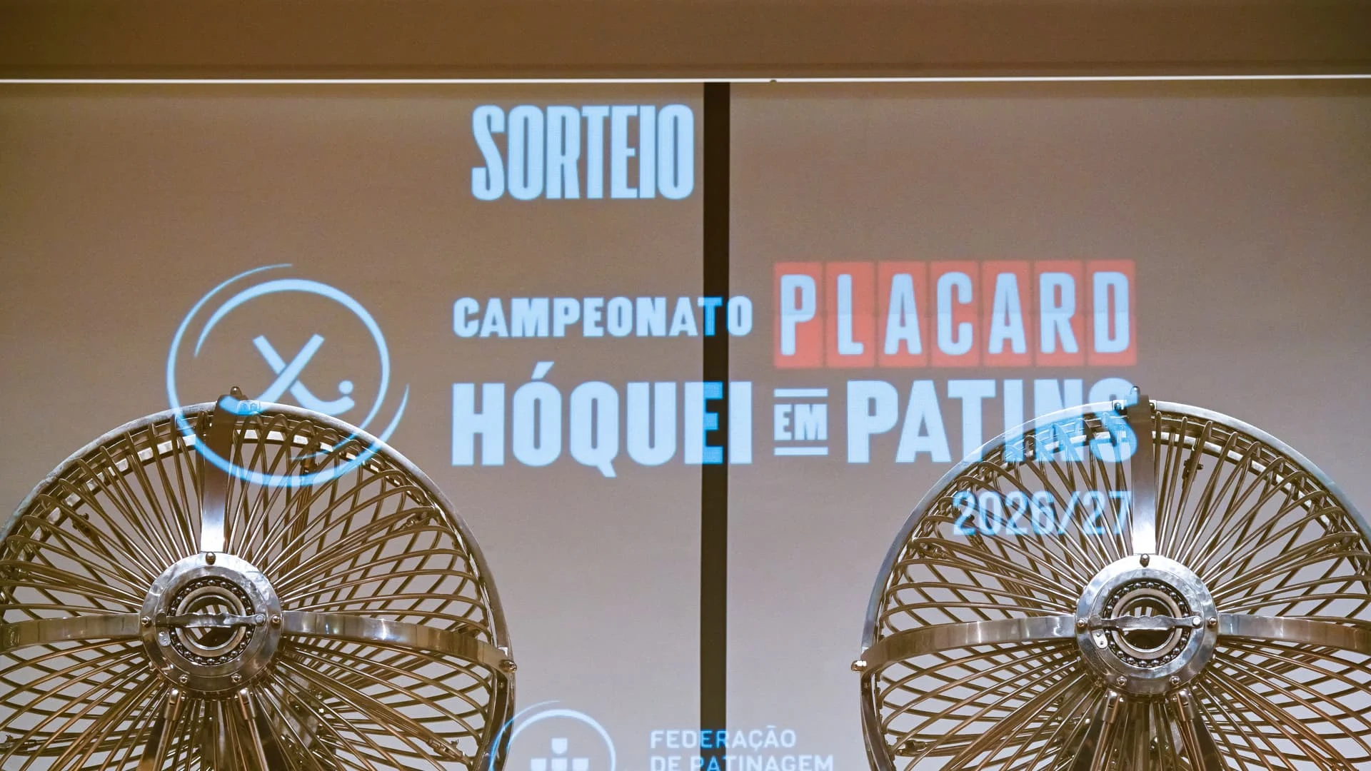 Esferas da loteria durante o sorteio do campeonato de hoquei de patins