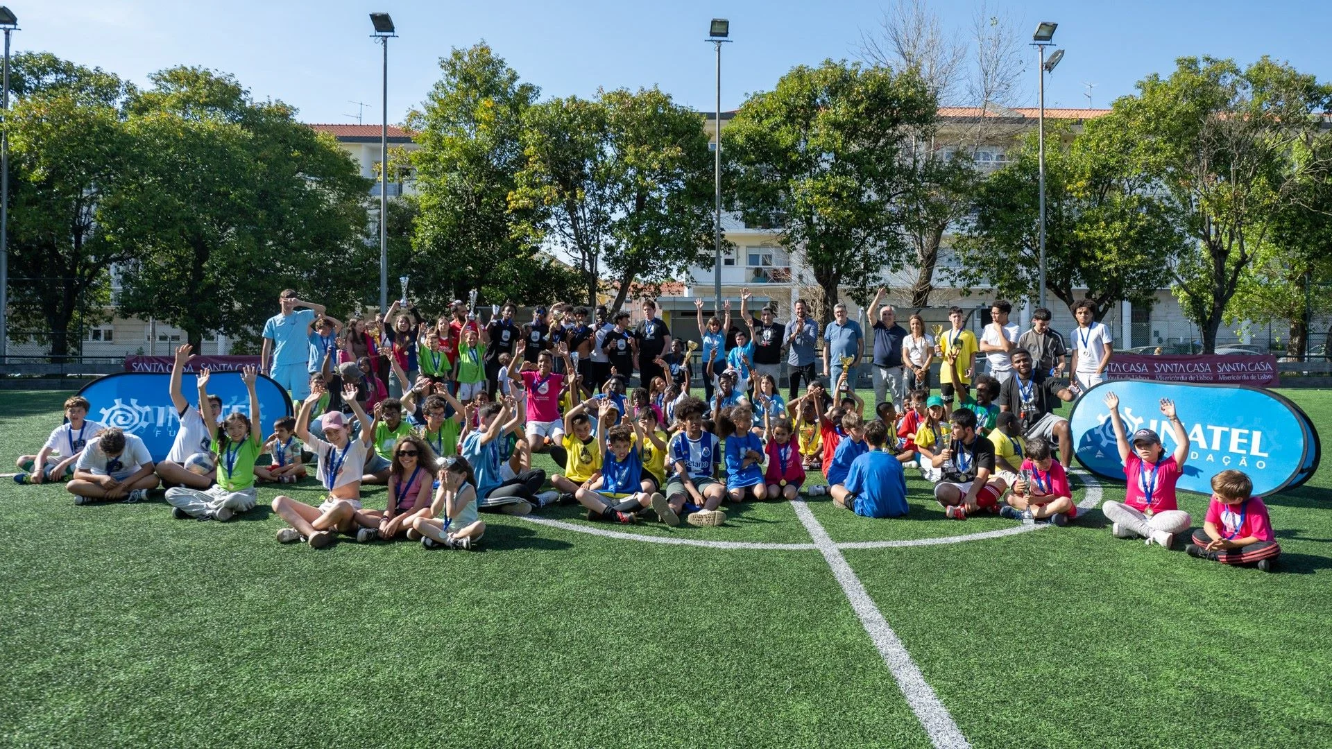 Capa_Torneio-Intercasas-3 Imagem de todos os participantes, no meio do relvado.