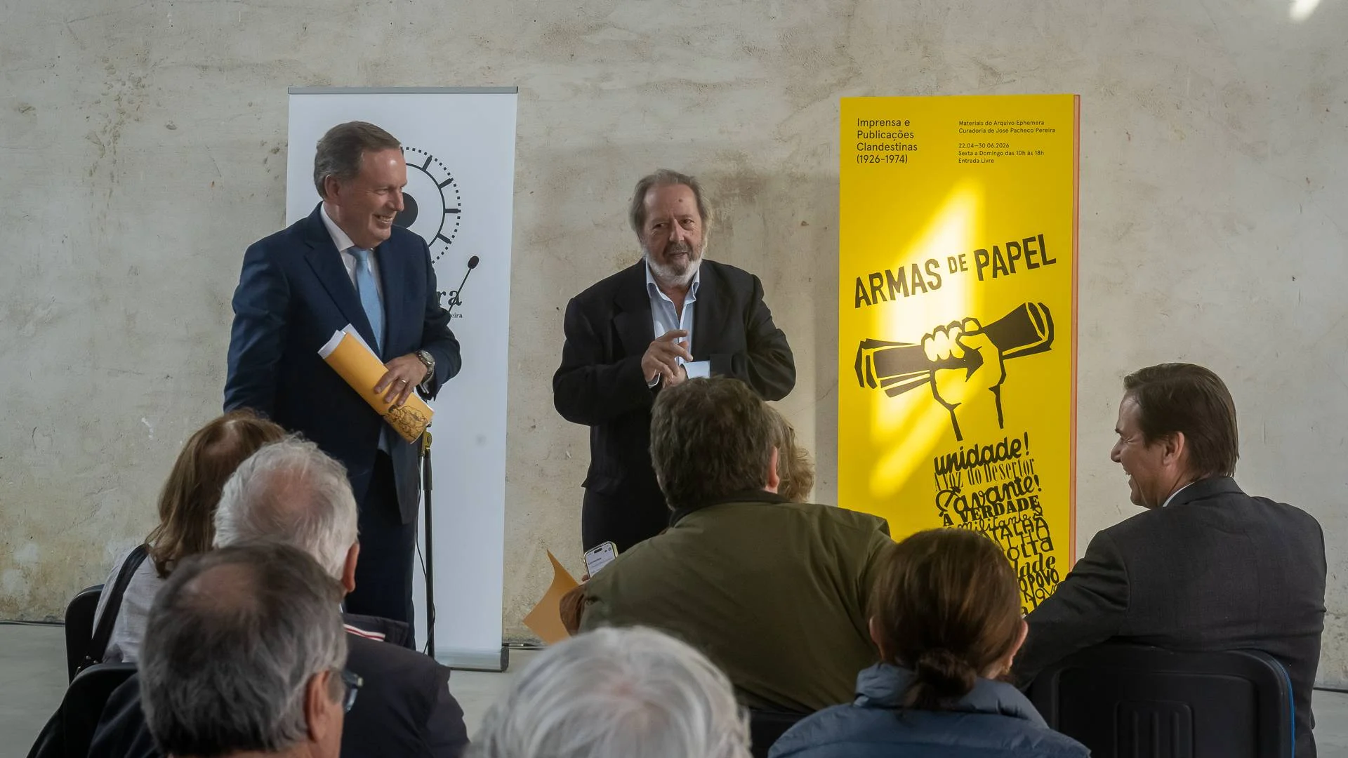 armas-papel-1 Imagem com Pacheco Pereira e o Provedor da Santa Casa, no palco.
