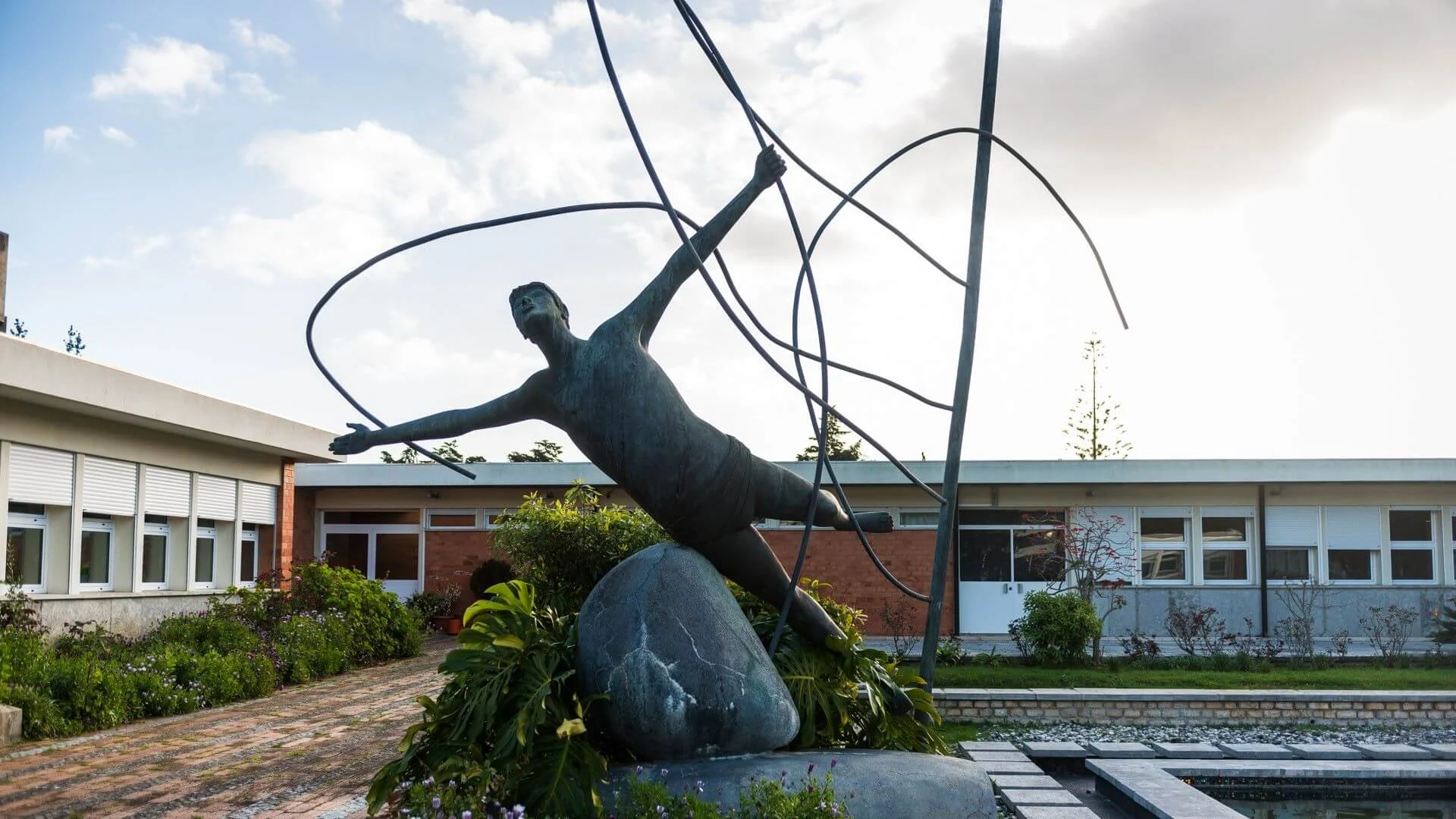 Estátua no jardim do Centro de Medicina de Reabilitação de Alcoitão