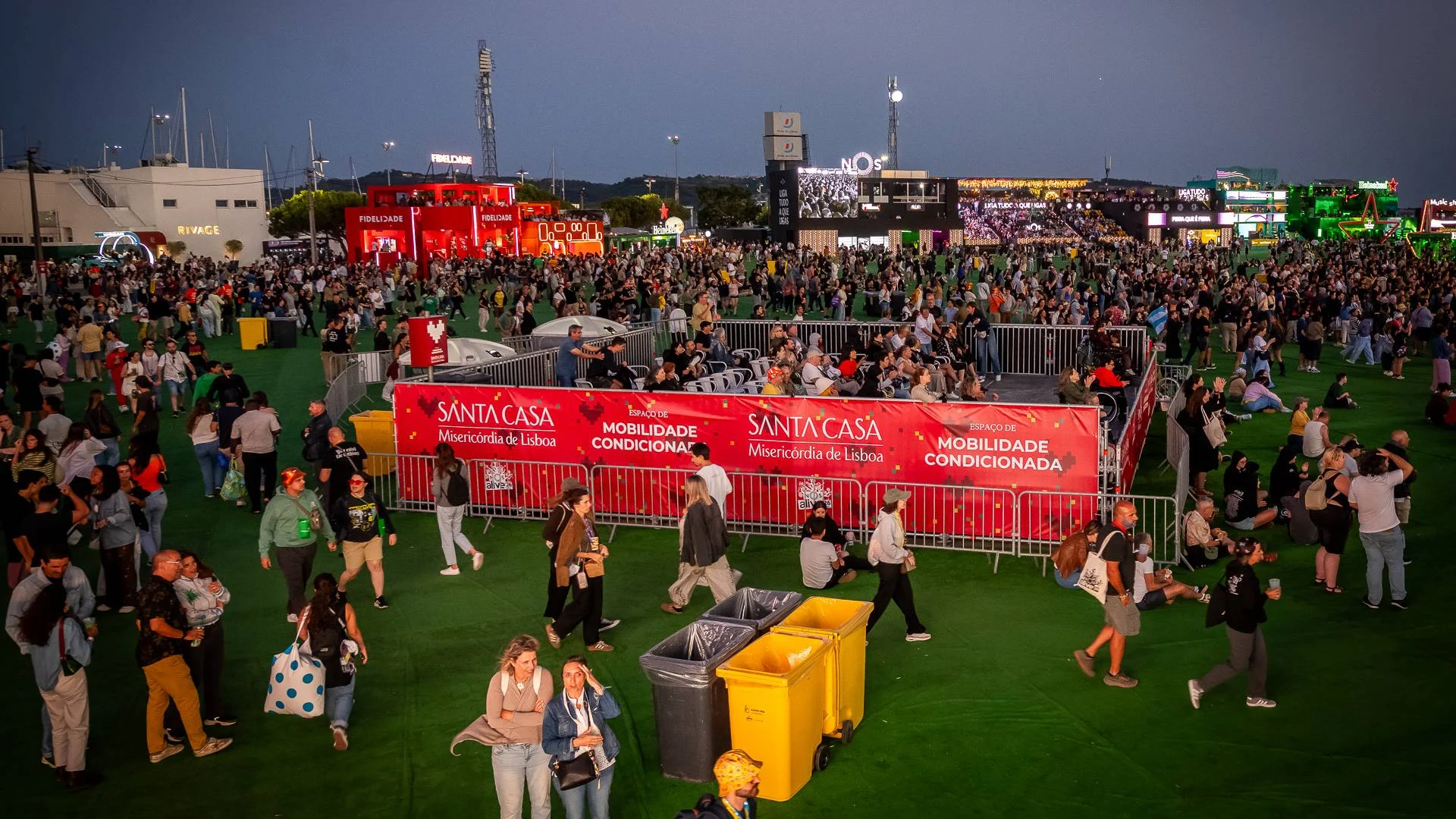 plataformas alive 3 Pessoas assistem a concerto na plataforma de mobilidade condicionada da Santa Casa