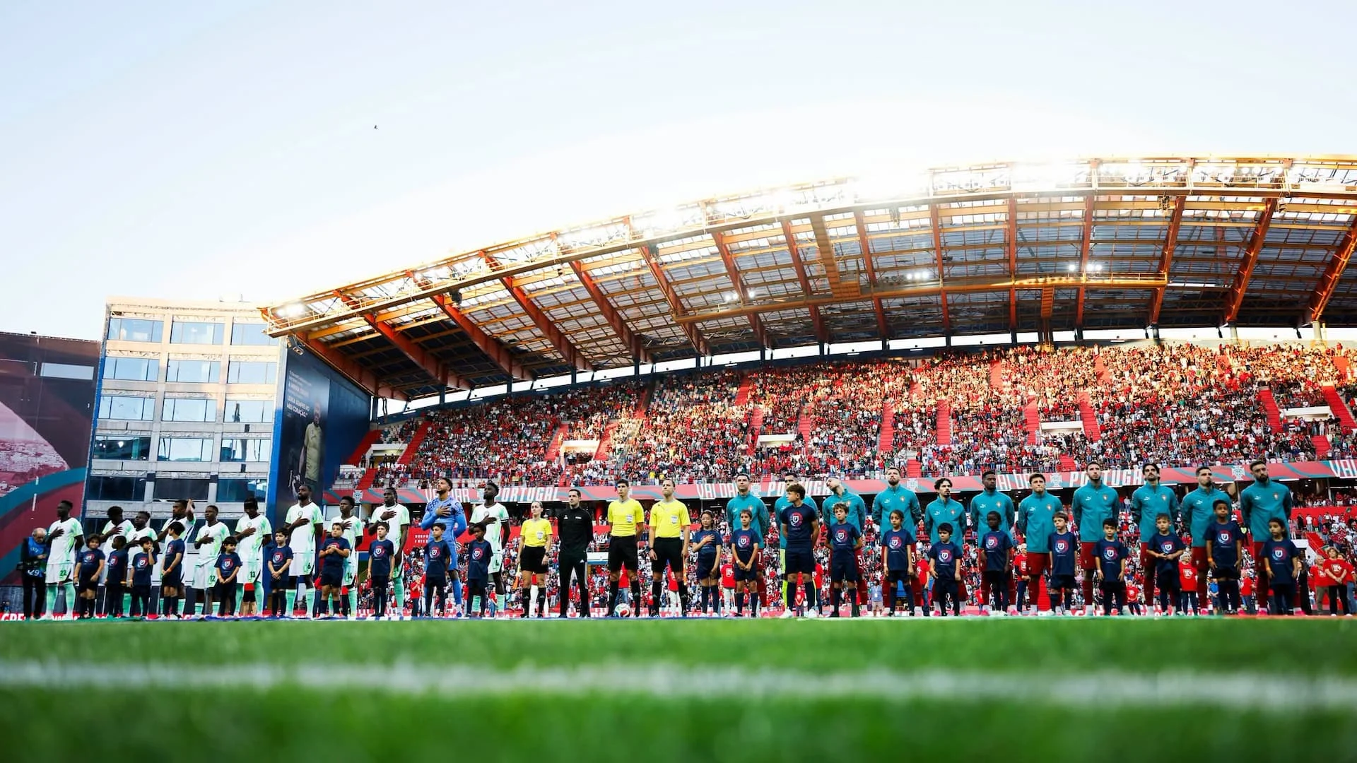 selecao nacional Jogadores de Portugal alinhados no estádio antes do jogo