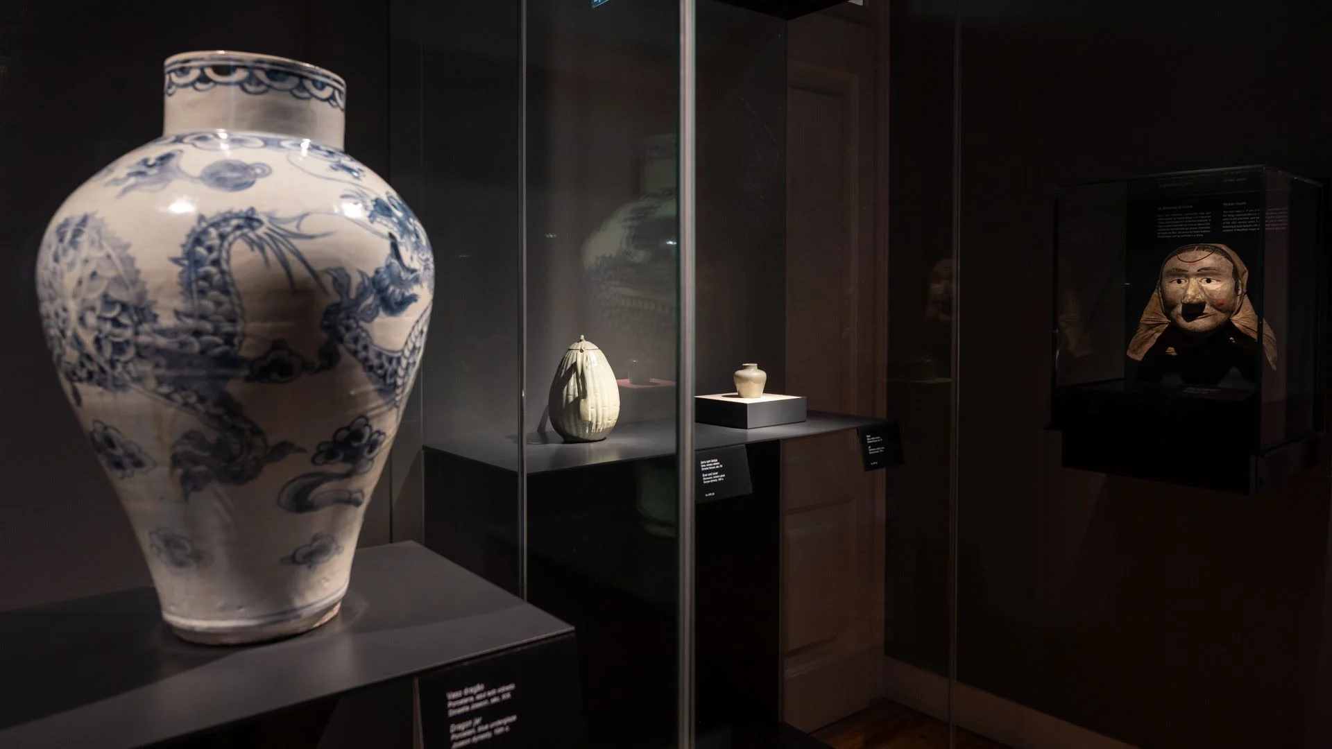 rotas-da-seda Vaso e máscara chineses expostos em montra