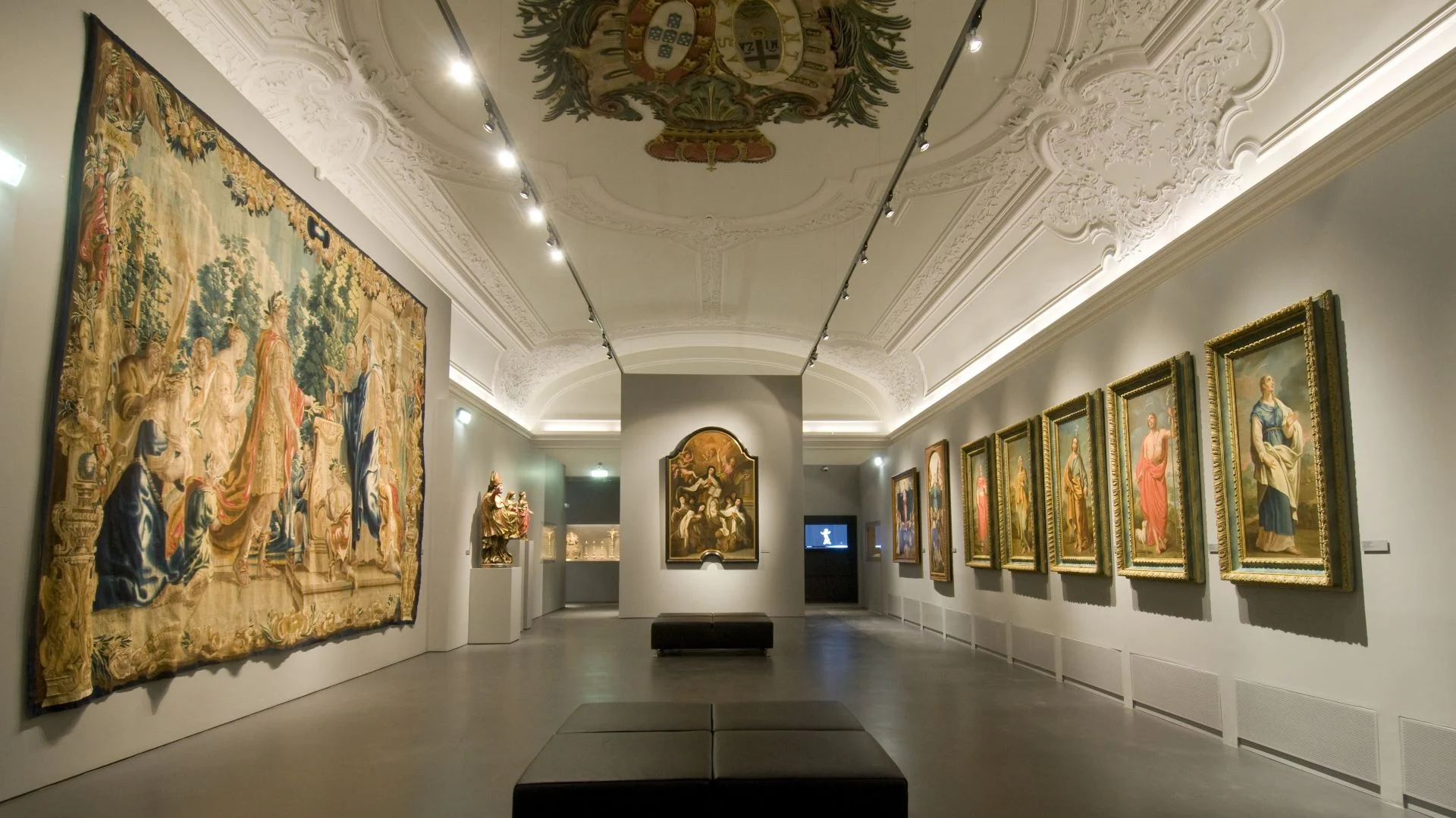 sala-do-brasao Sala de museu com quadros nas paredes