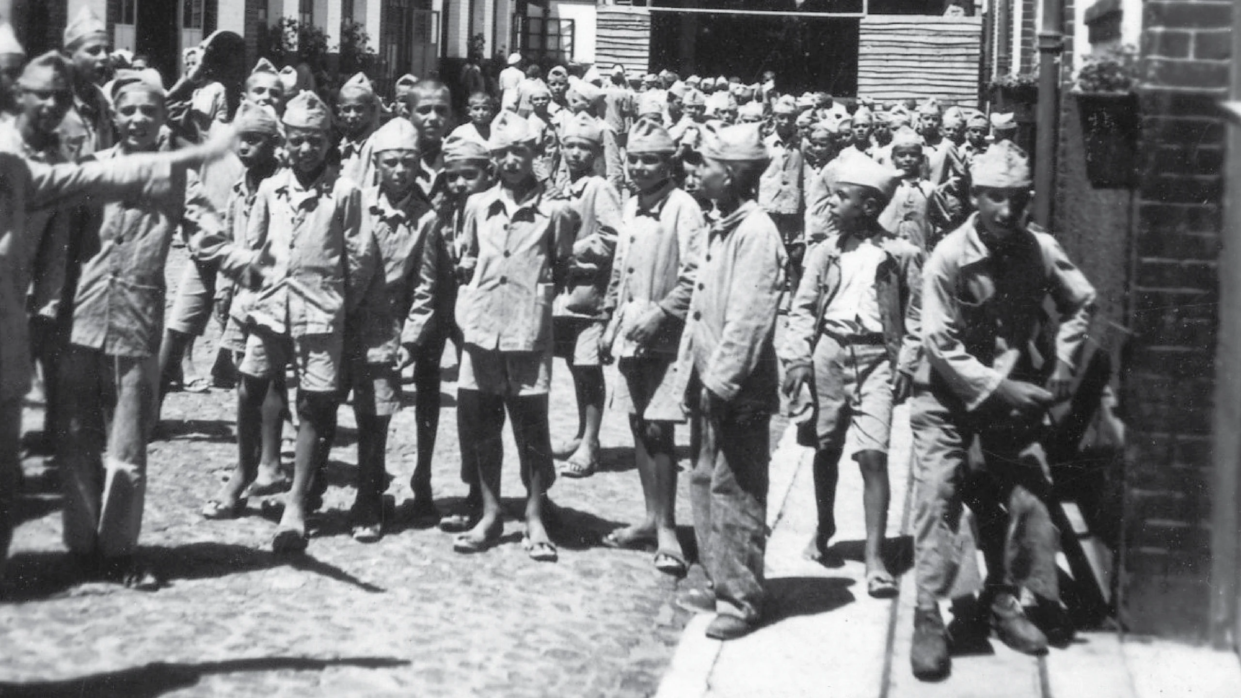EXPO_MITRA Foto antiga com crianças de uniforme à porta da Mitra