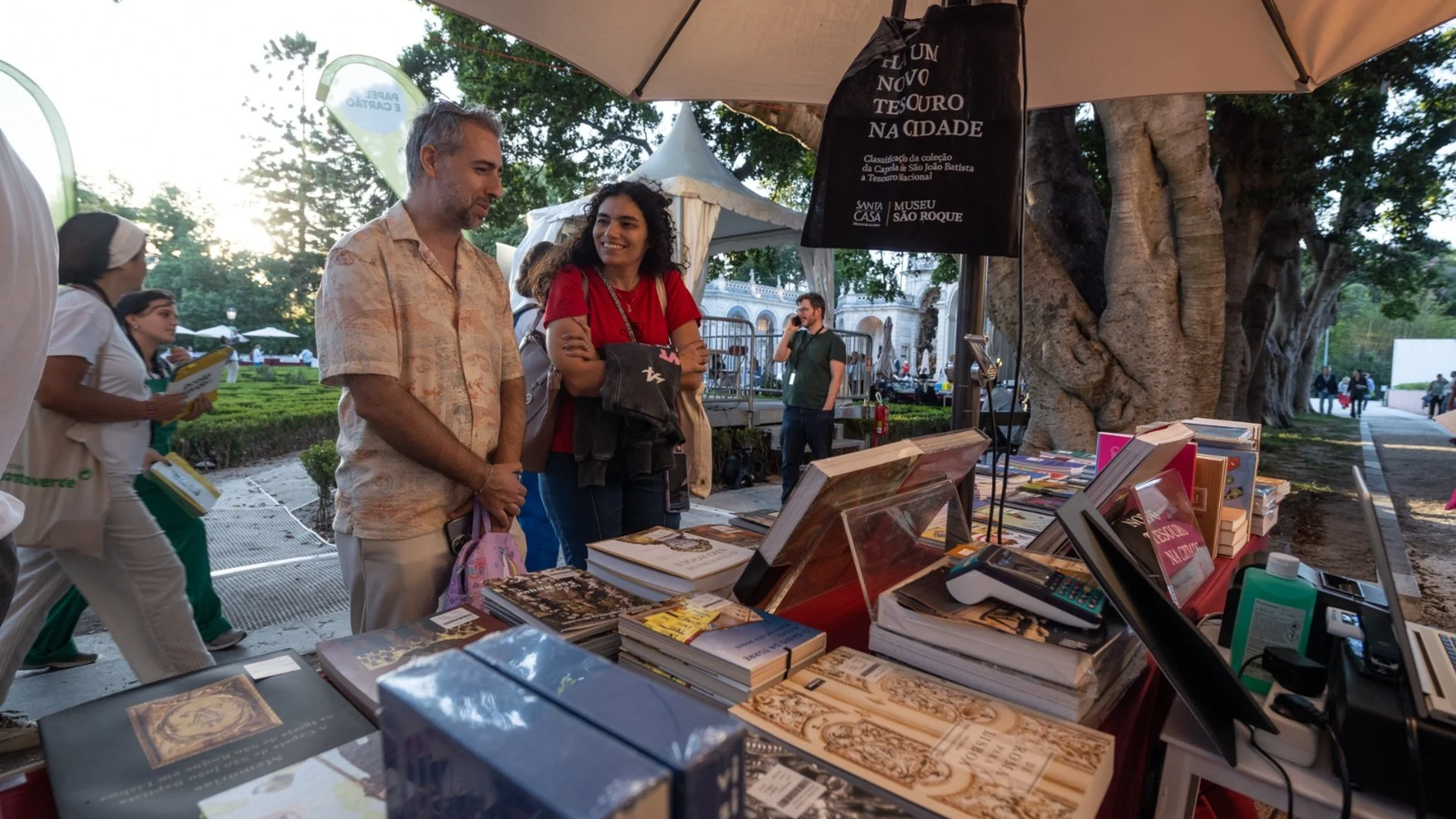 Clientes a comprarem livros no stand Santa Casa