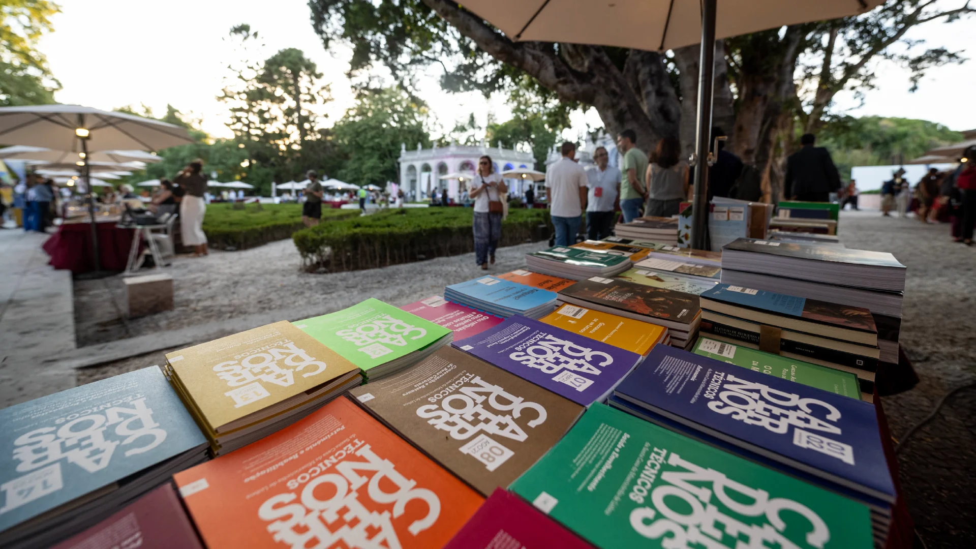 festa-do-livro-belem-2026 Bancada com livros