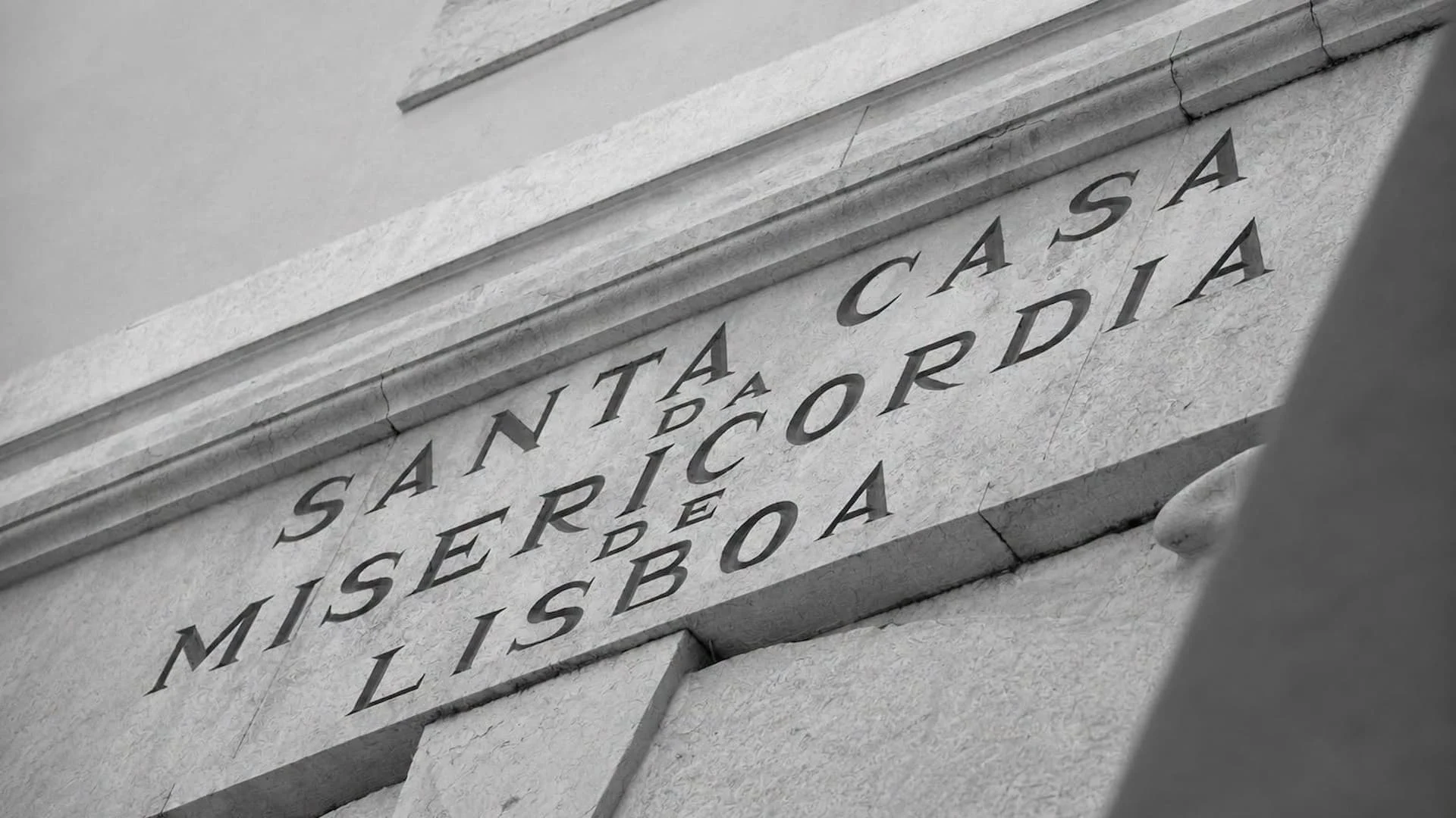fachada da sede da Santa Casa, a preto e branco