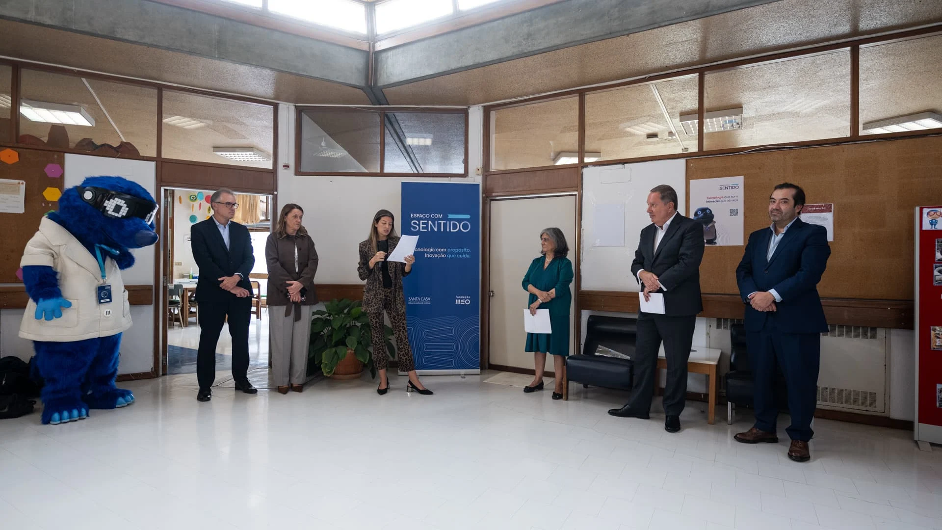 Momento da inauguração com o provedor e vários convidados