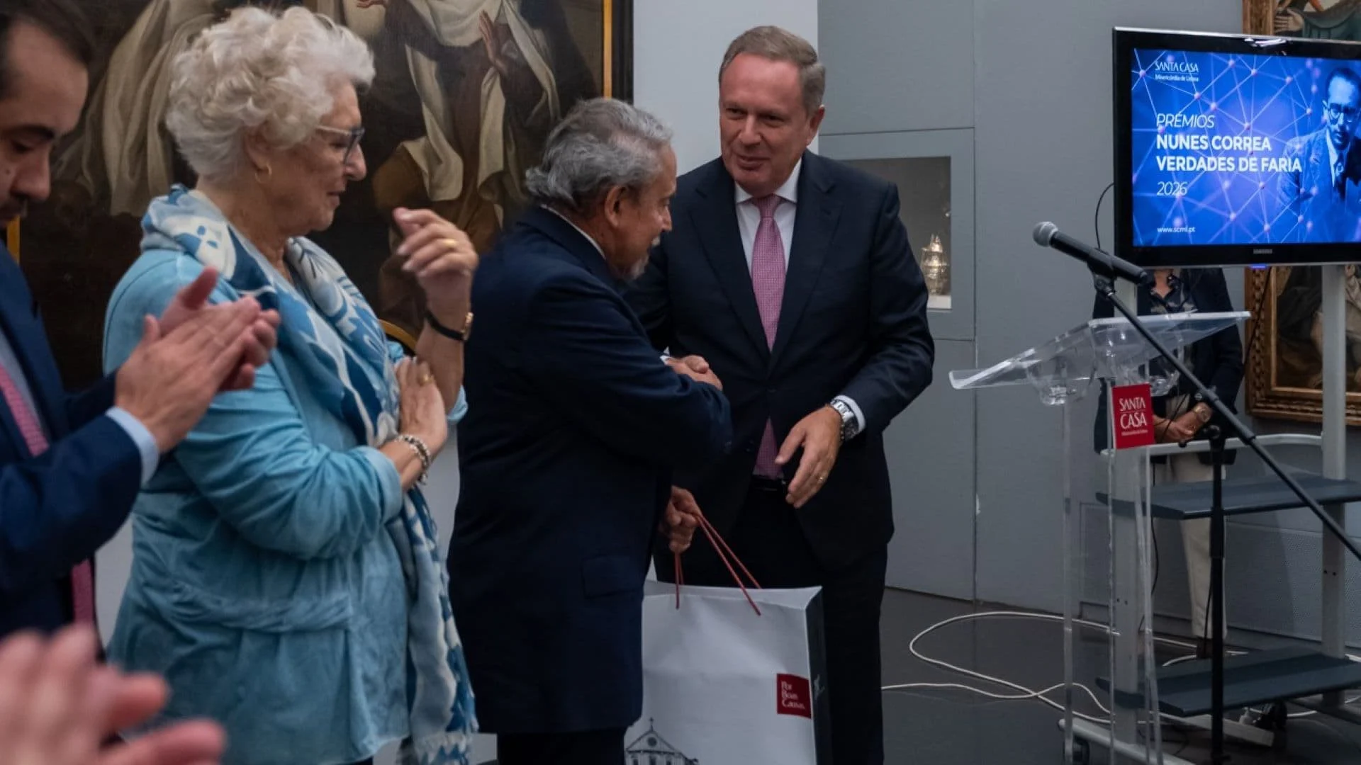 Distinção a um mebro do juro dos premiados no Museu de são rqoue