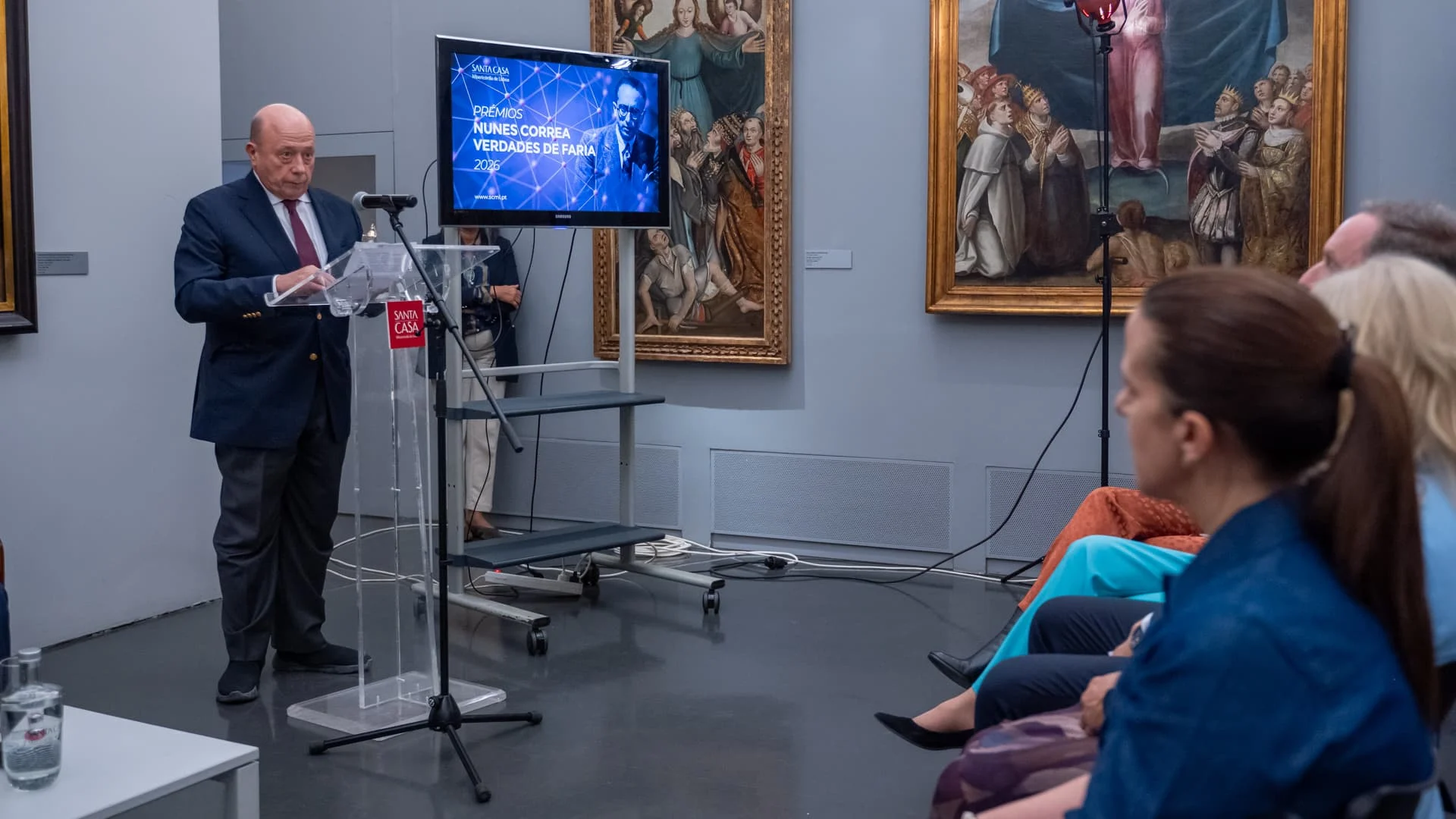 Menbro do juri a falar na entrega dos premios n museu de sao roque