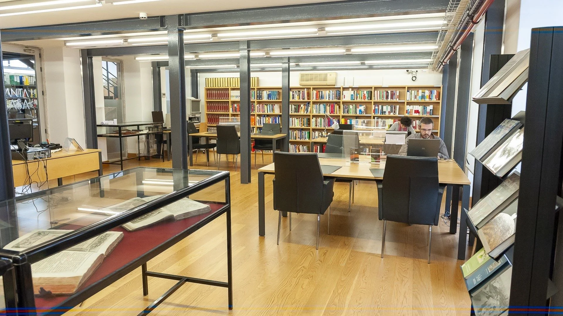 biblioteca Biblioteca com pessoas
