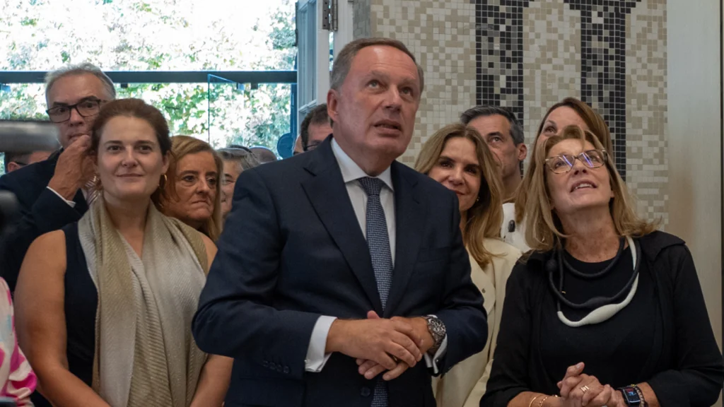 Provedor e ministra olham para o espaço remodelado do CASA